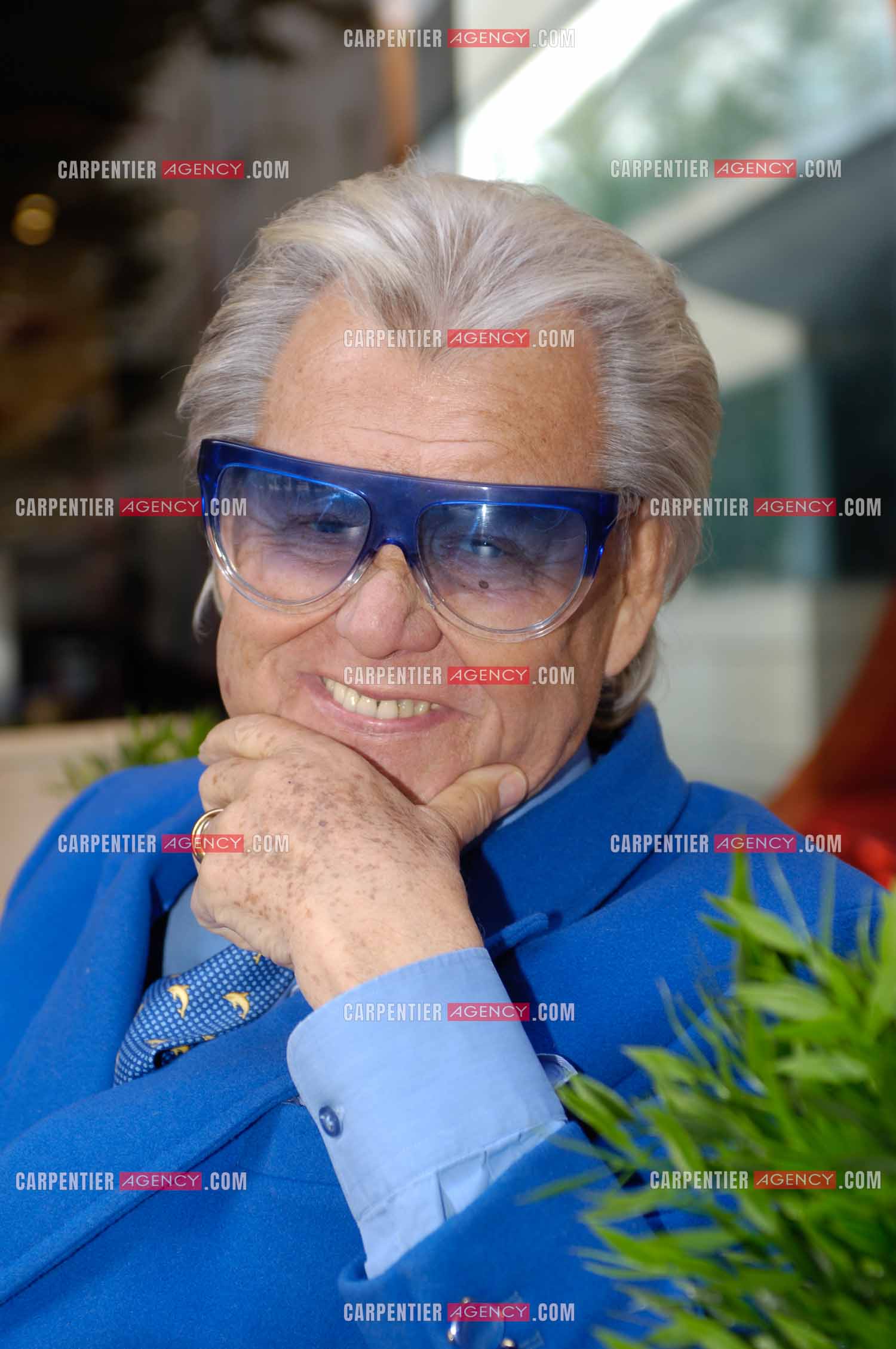 Michou, de son vrai nom Michel Georges Alfred Catty  en terrasse d'un café dans Paris pour une séance photos.  ( Exclusif )