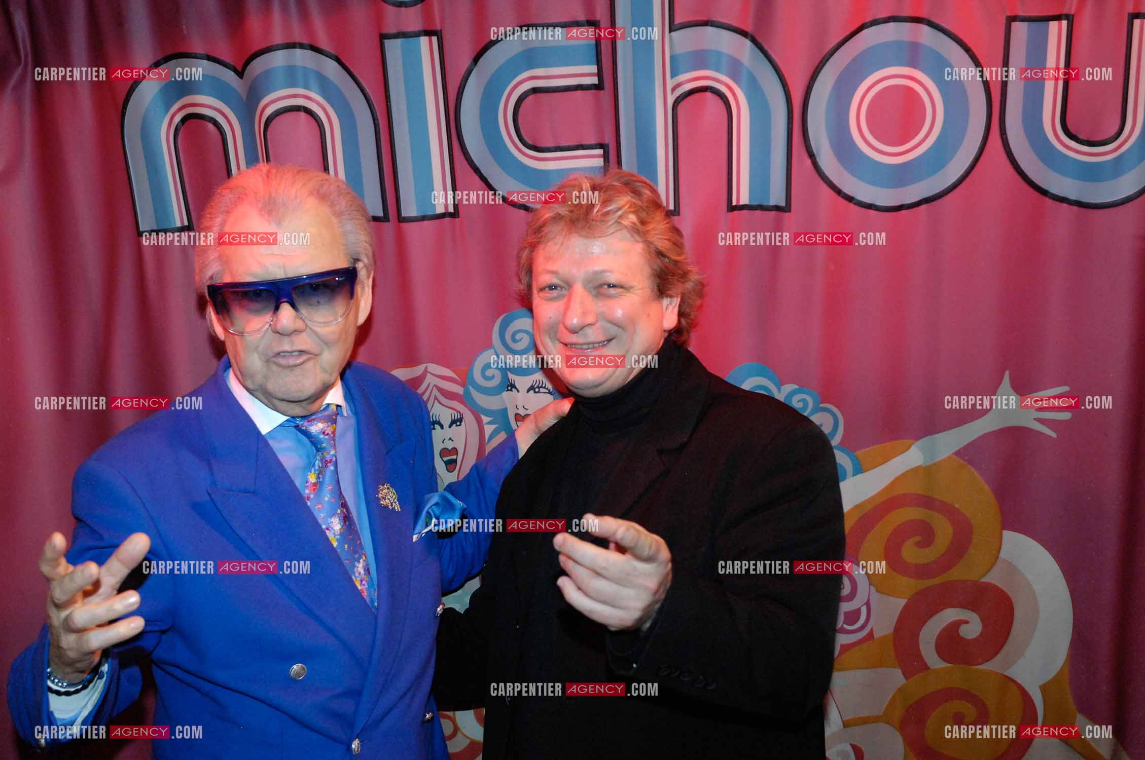 Michou, de son vrai nom Michel Georges Alfred Catty  fête ses 84 ans avec son ami Alain Turban dans son cabaret parisien de la rue des Marthirs.