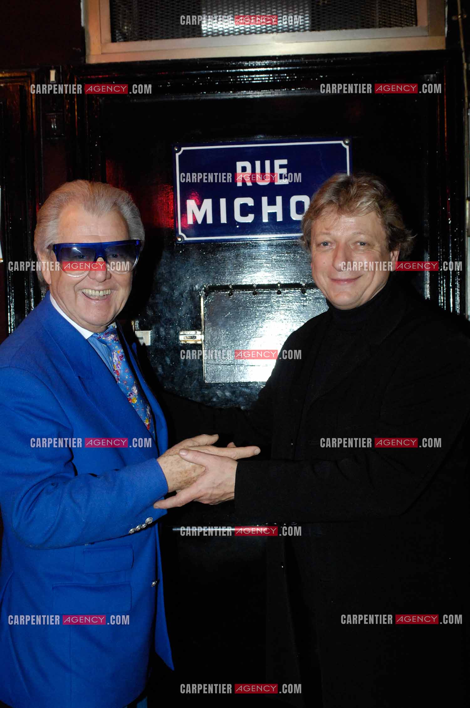 Michou, de son vrai nom Michel Georges Alfred Catty  fête ses 84 ans avec son ami Alain Turban dans son cabaret parisien de la rue des Marthirs.