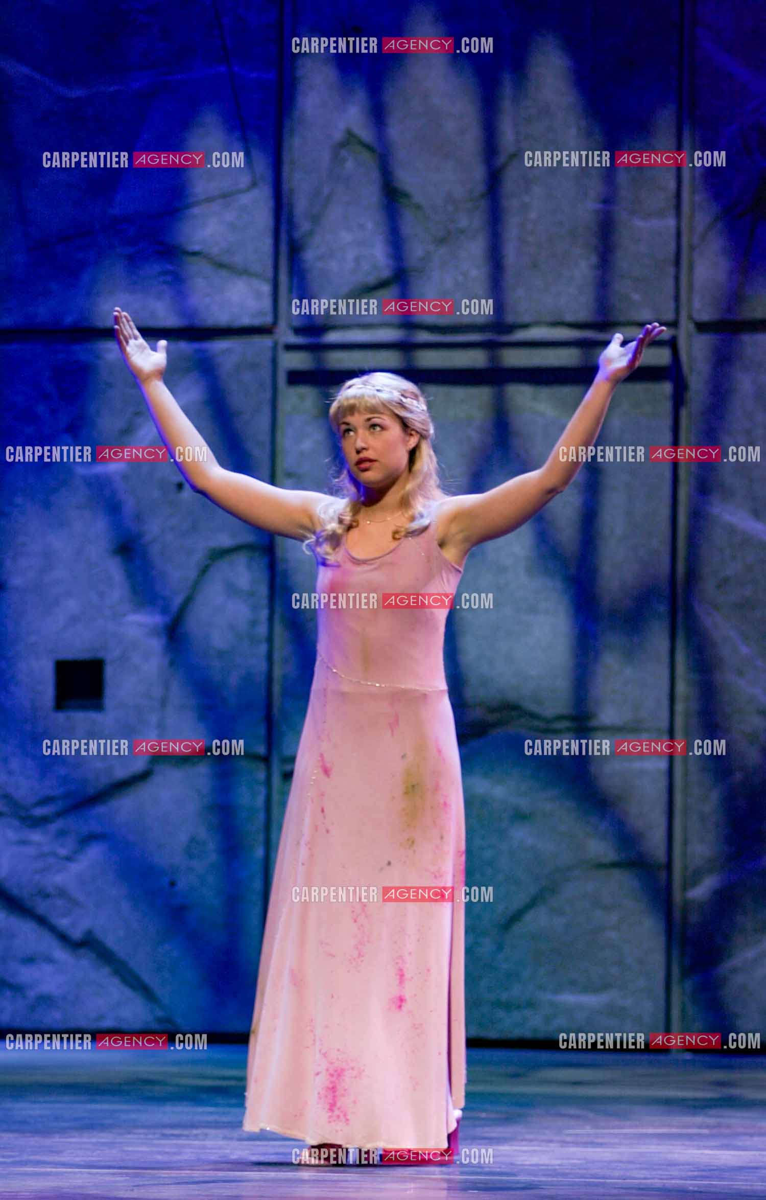 La chanteuse Natasha St Pier débute à Londres à l'âge de 19ans dans la comédie musicale “ Notre-Dame De Paris “ pour le rôle de Fleur de Lys.  ( Exclusif )