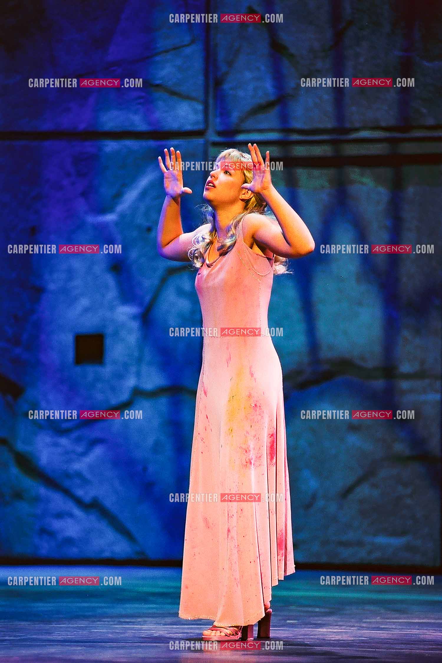 La chanteuse Natasha St Pier débute à Londres à l'âge de 19ans dans la comédie musicale “ Notre-Dame De Paris “ pour le rôle de Fleur de Lys.  ( Exclusif )