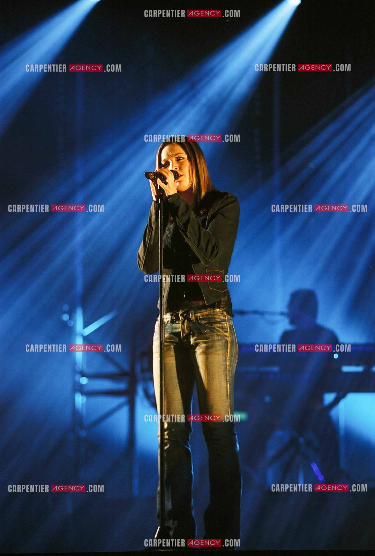 La chanteuse québécoise Natasha St Pier lors de son concert à l'Olympia en 2004.  ( Exclusif )