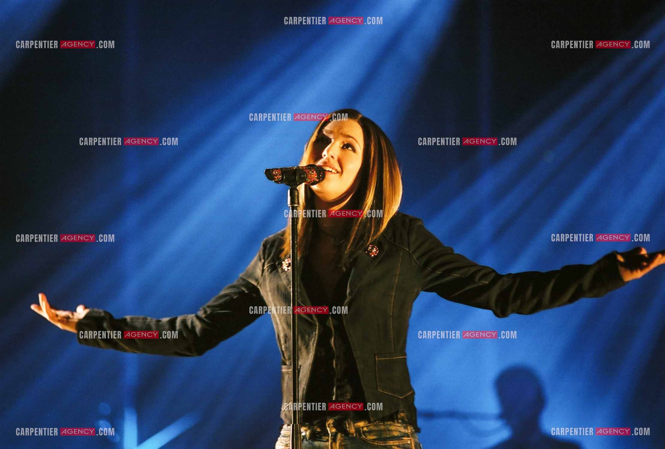 La chanteuse québécoise Natasha St Pier lors de son concert à l'Olympia en 2004.  ( Exclusif )