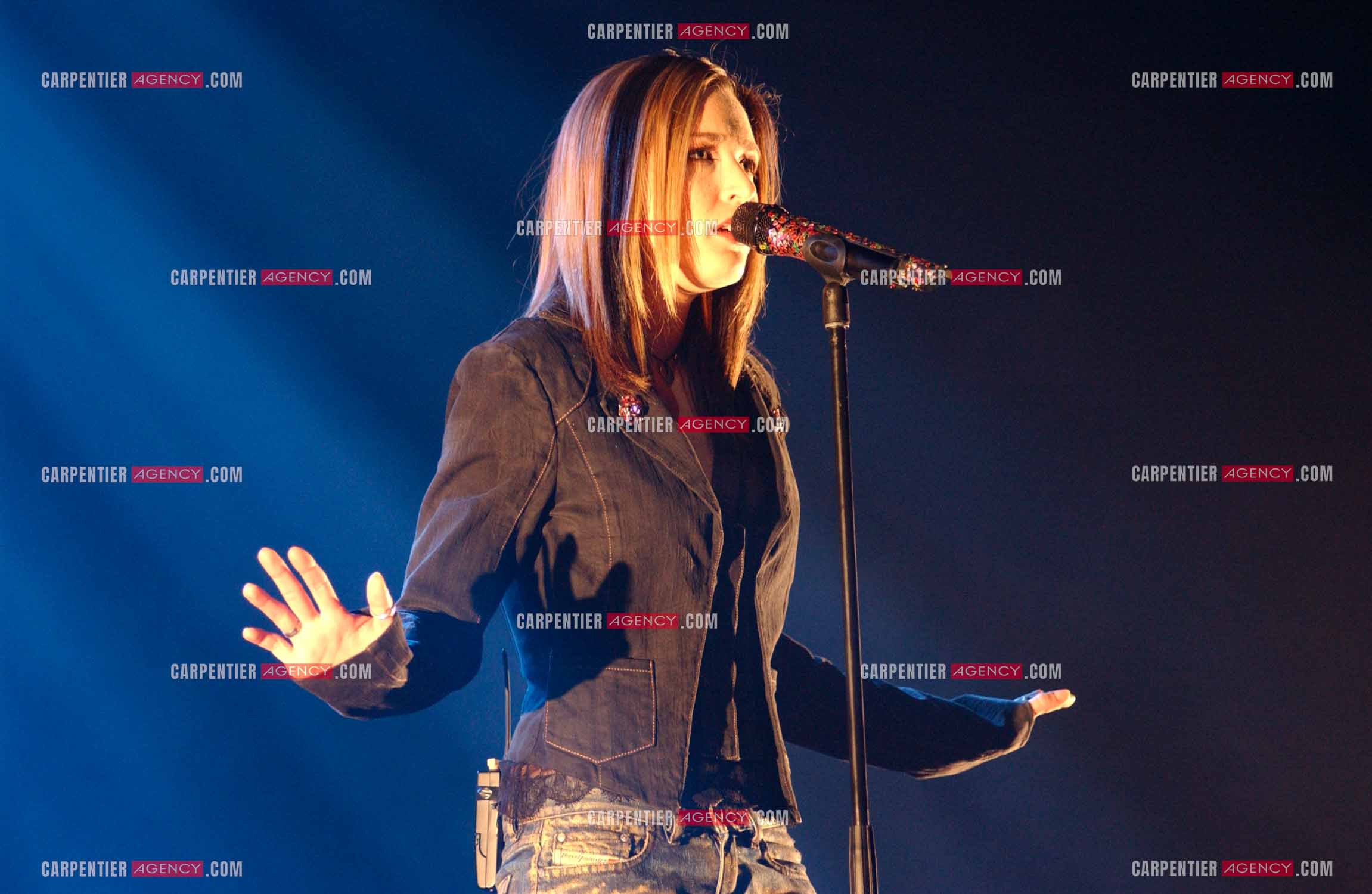 La chanteuse québécoise Natasha St Pier lors de son concert à l'Olympia en 2004.  ( Exclusif )