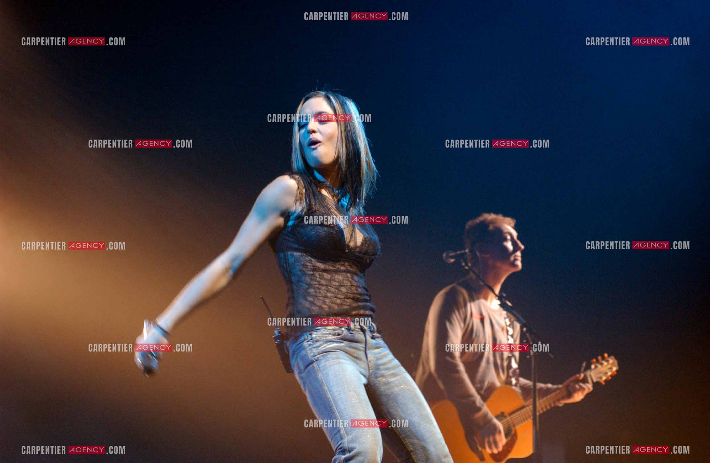 La chanteuse québécoise Natasha St Pier lors de son concert à l'Olympia en 2004.  ( Exclusif )
