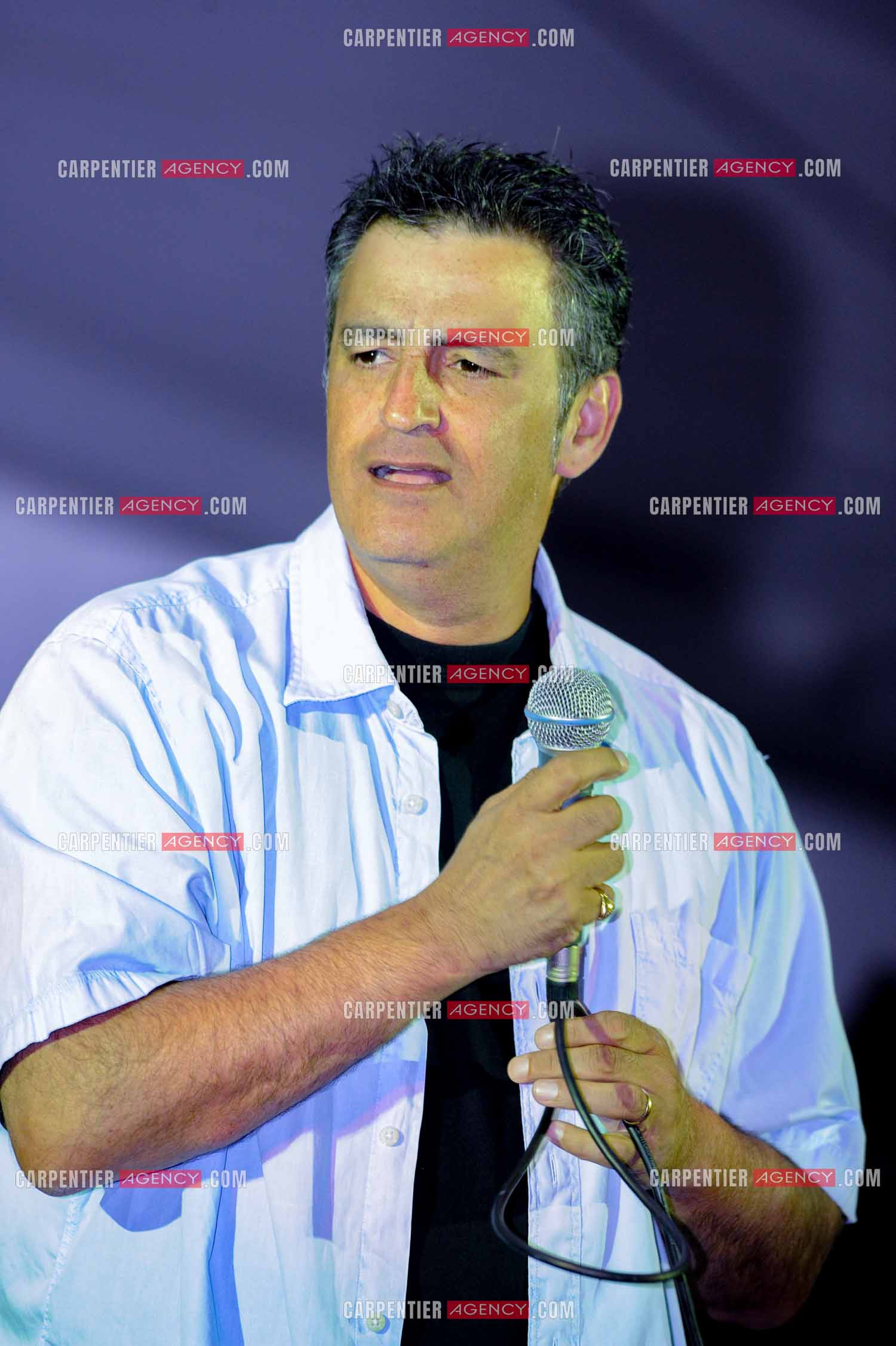 Le chanteur Phil Barney en concert.