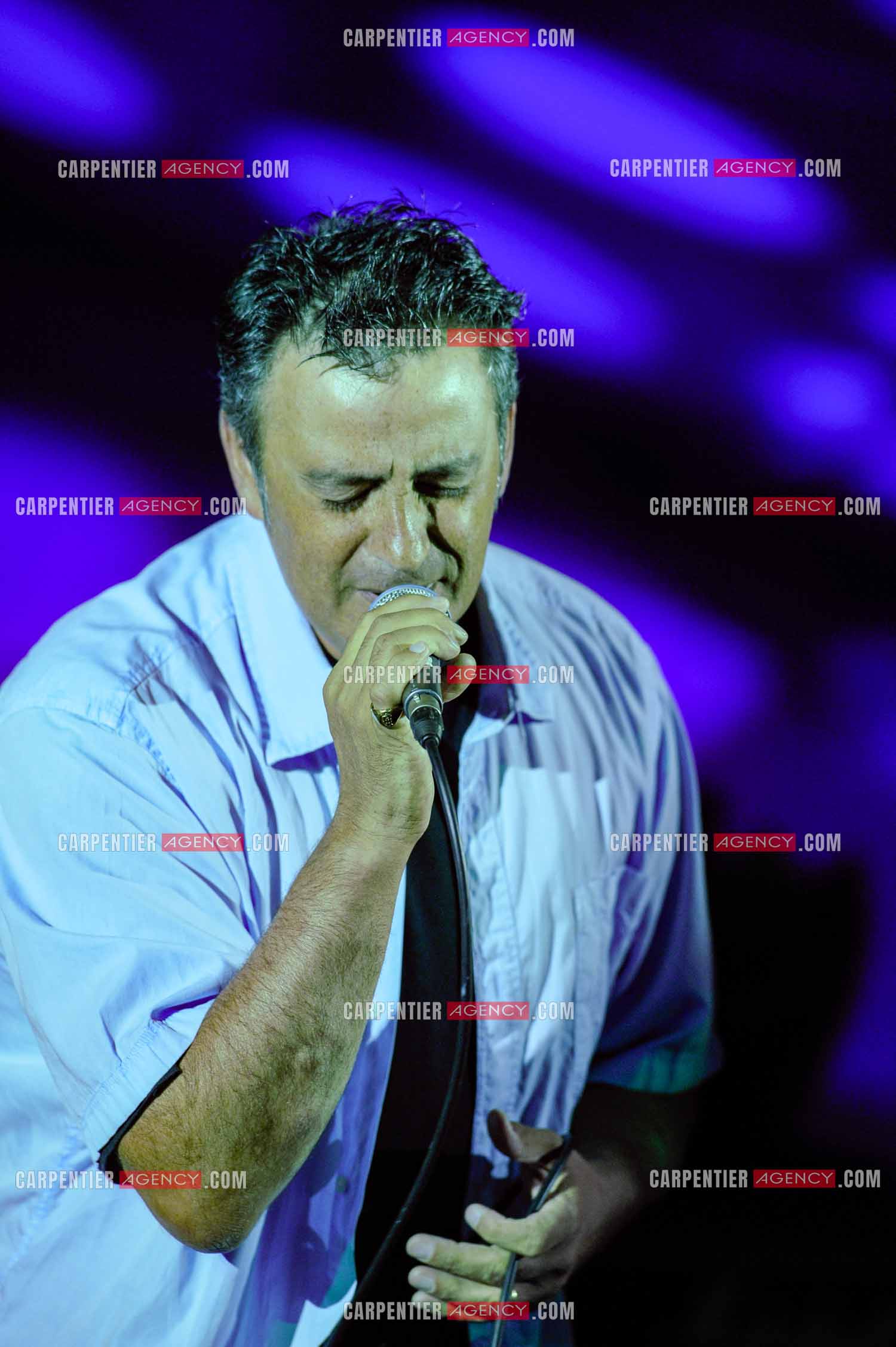 Le chanteur Phil Barney en concert.