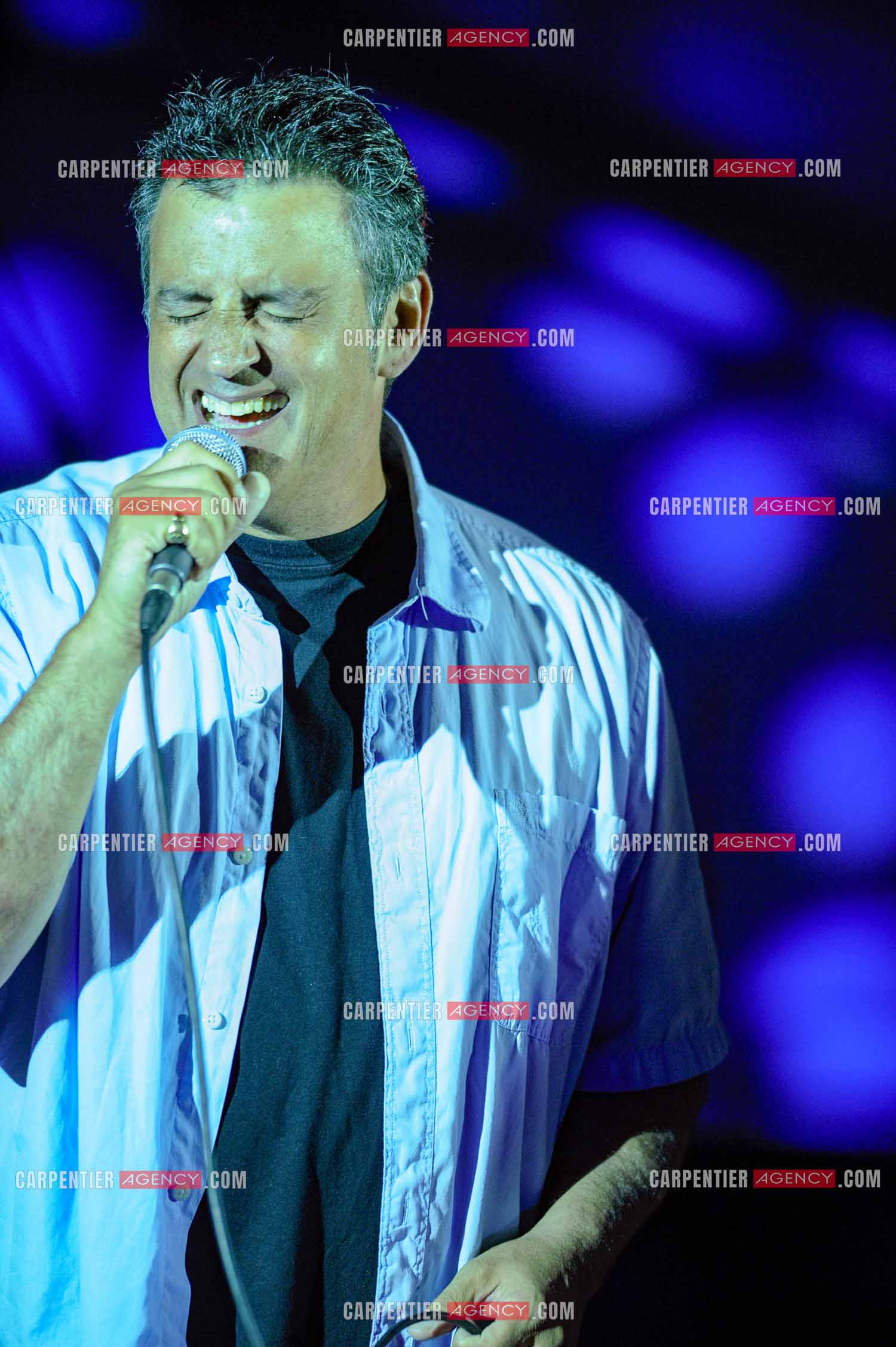 Le chanteur Phil Barney en concert.