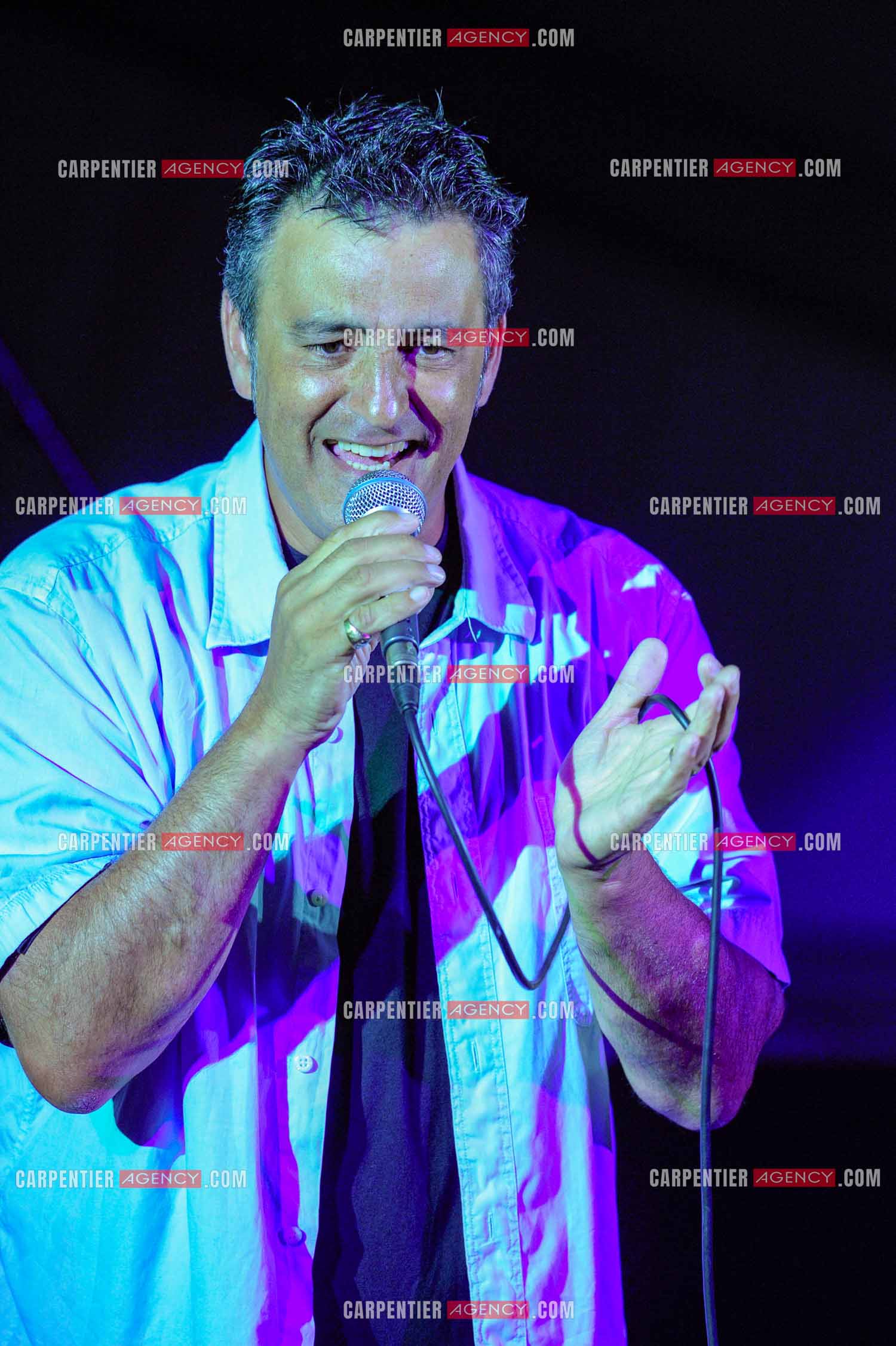 Le chanteur Phil Barney en concert.