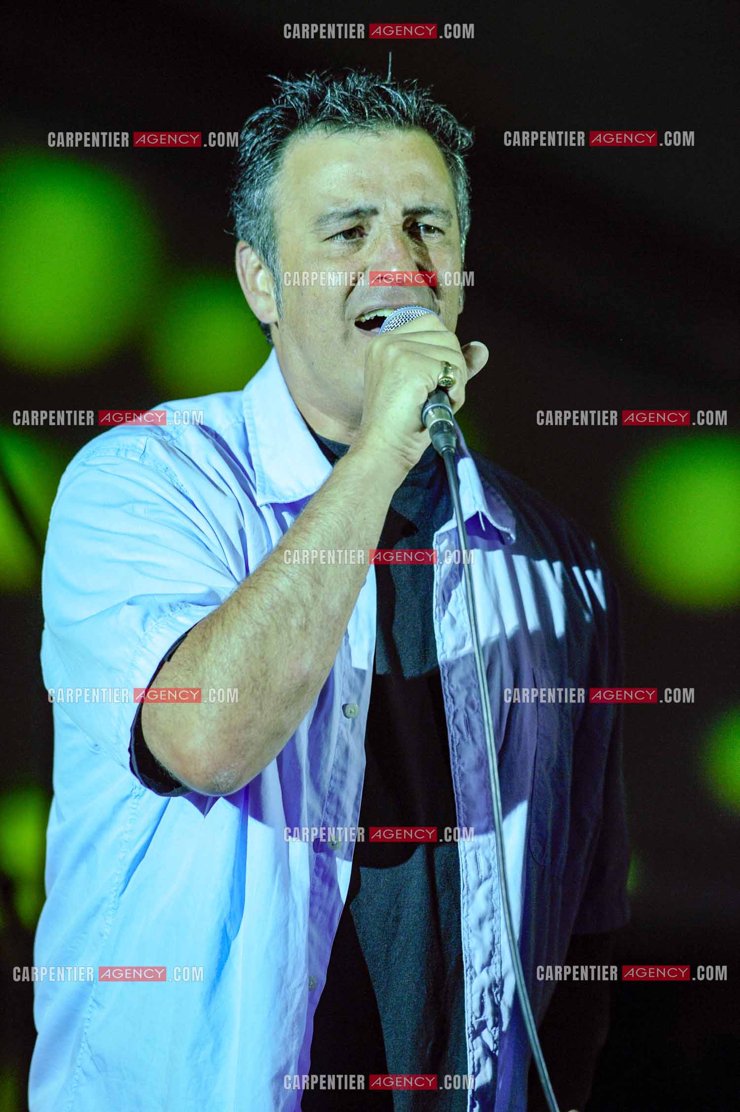 Le chanteur Phil Barney en concert.