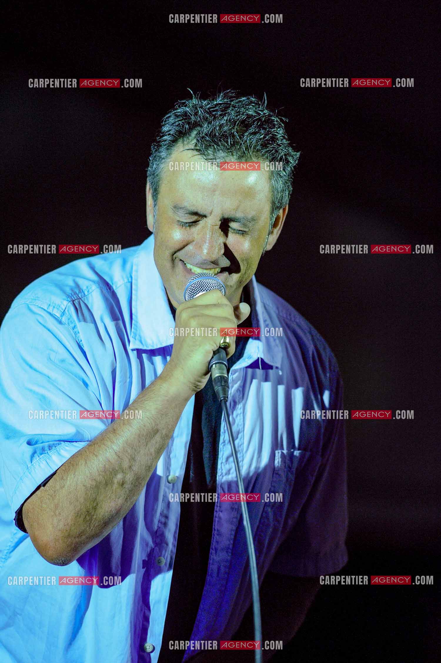 Le chanteur Phil Barney en concert.