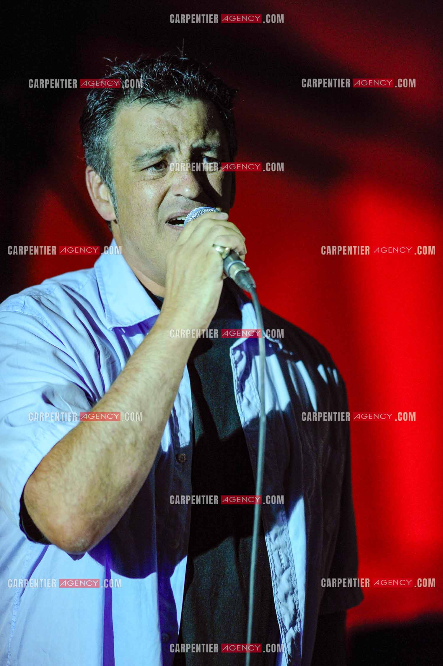 Le chanteur Phil Barney en concert.