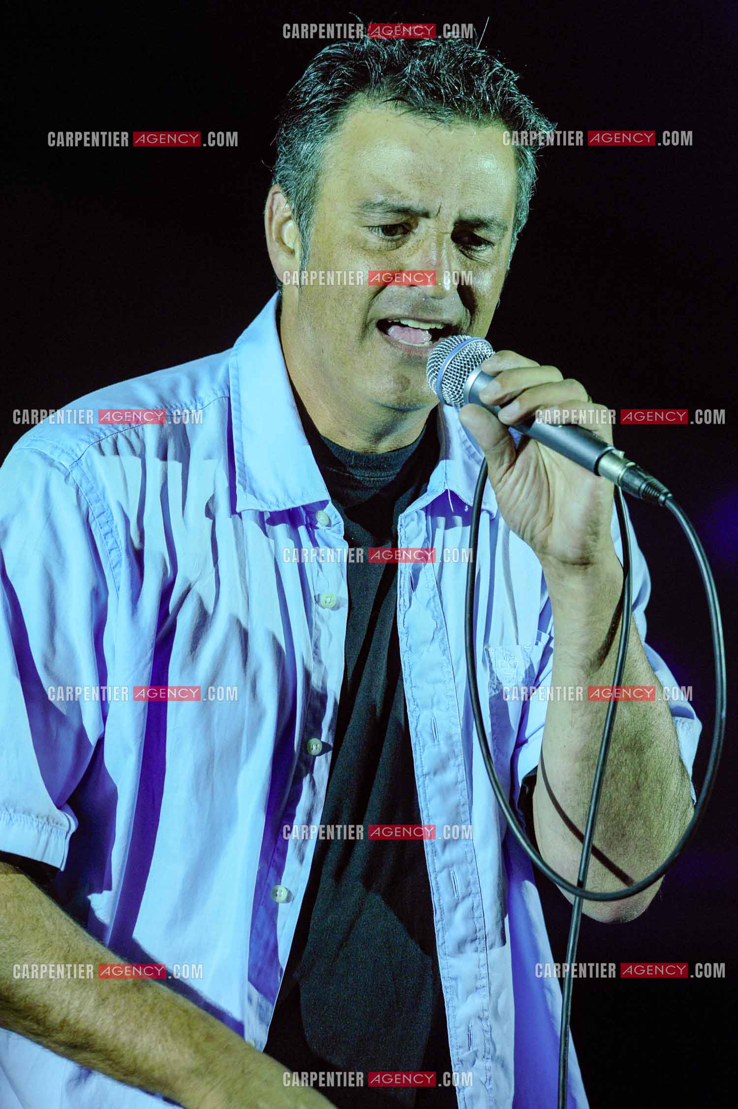 Le chanteur Phil Barney en concert.