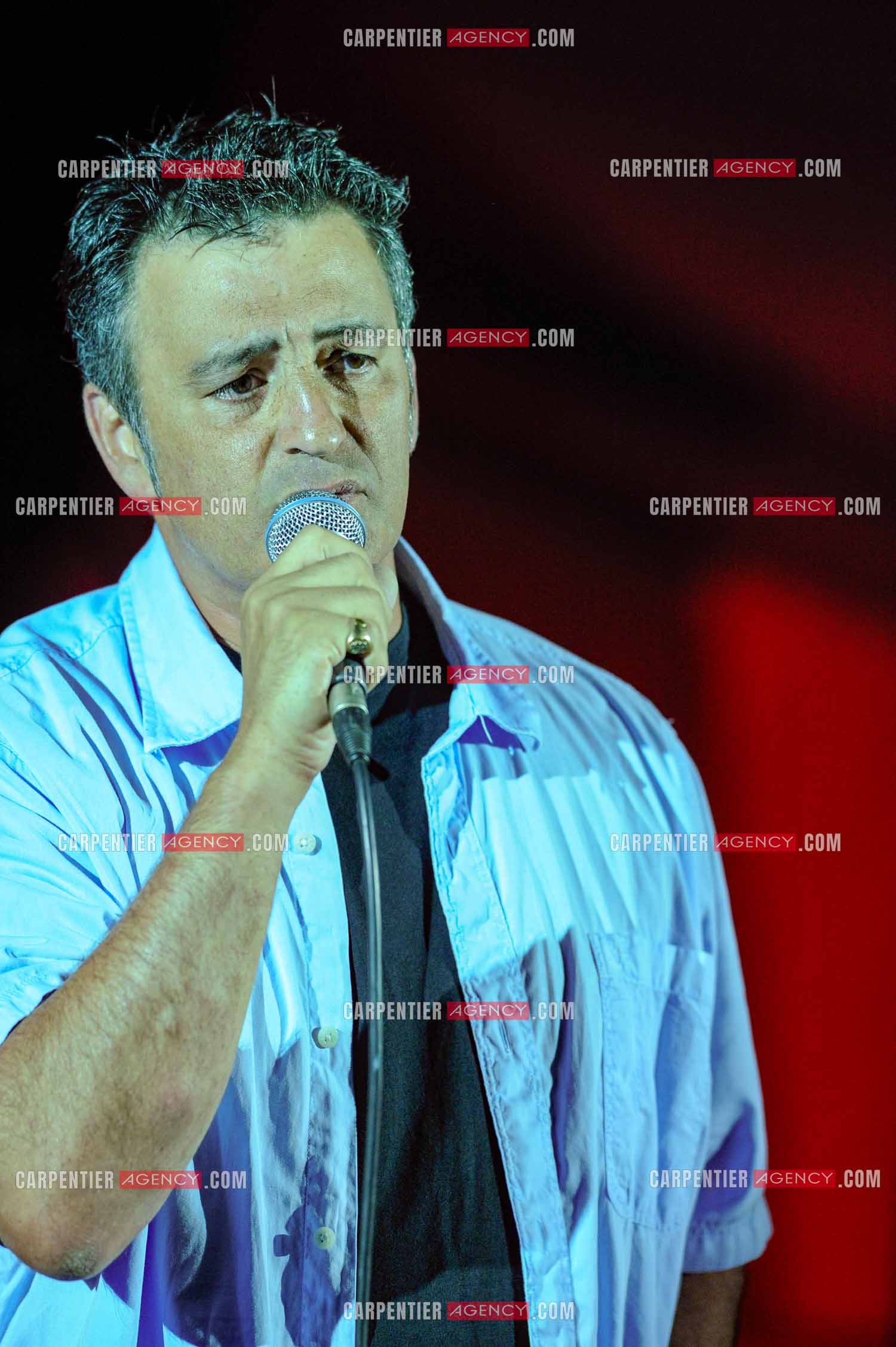 Le chanteur Phil Barney en concert.