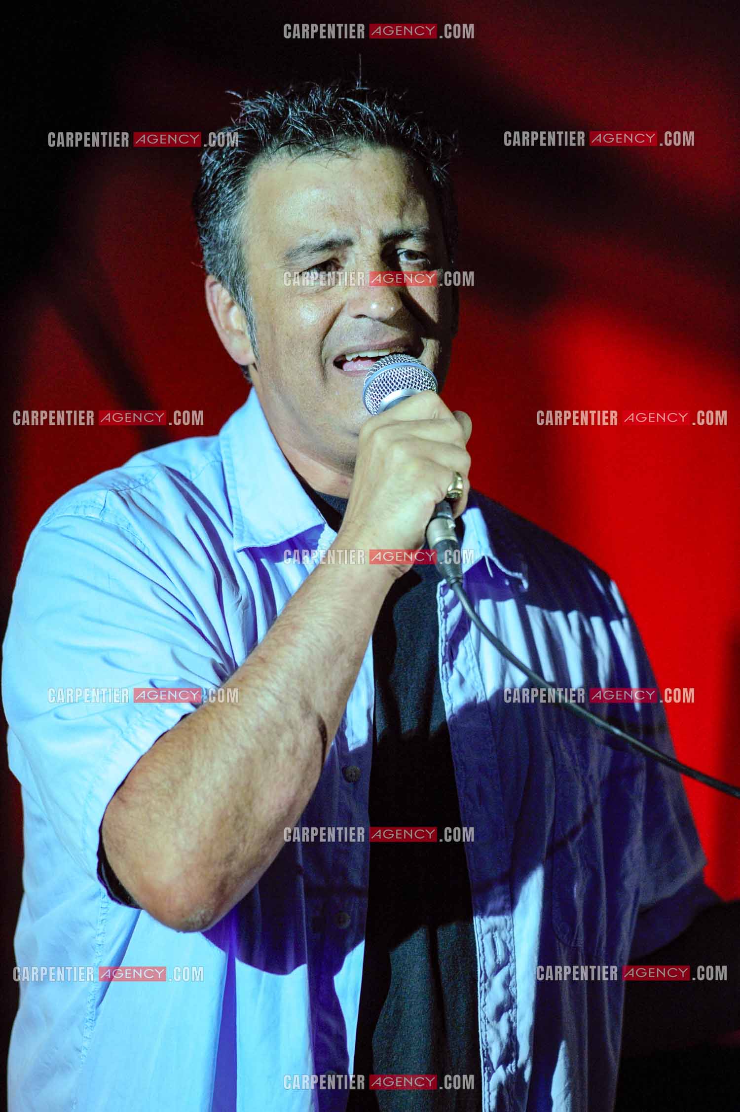 Le chanteur Phil Barney en concert.