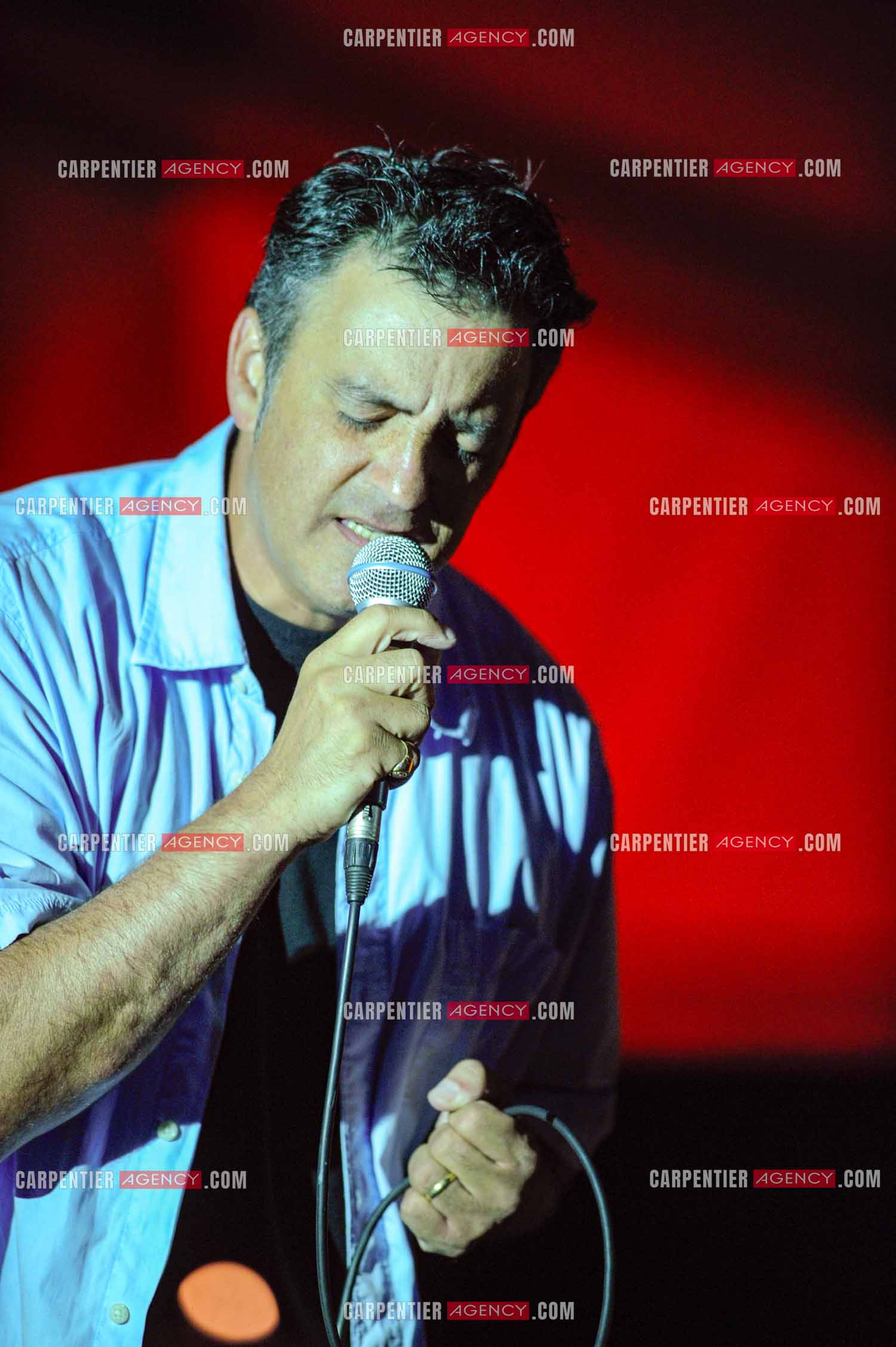 Le chanteur Phil Barney en concert.