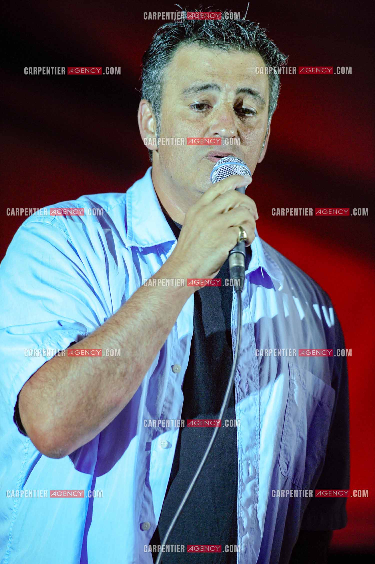 Le chanteur Phil Barney en concert.