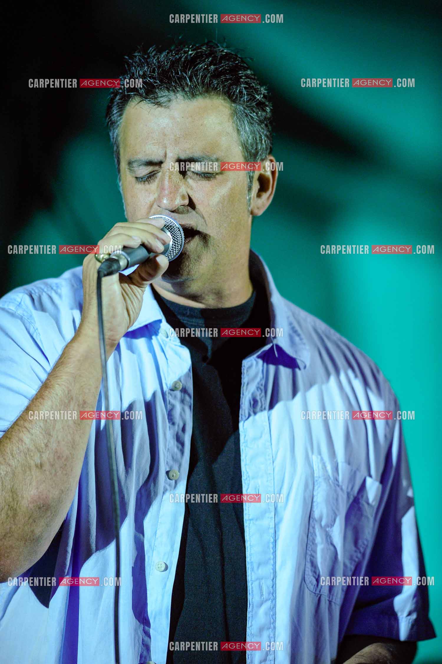 Le chanteur Phil Barney en concert.