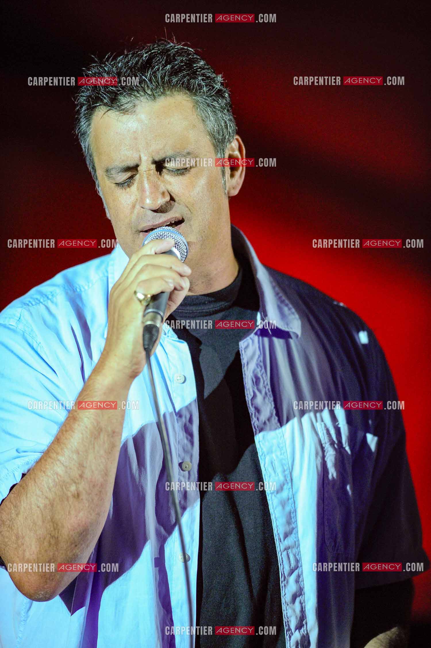 Le chanteur Phil Barney en concert.