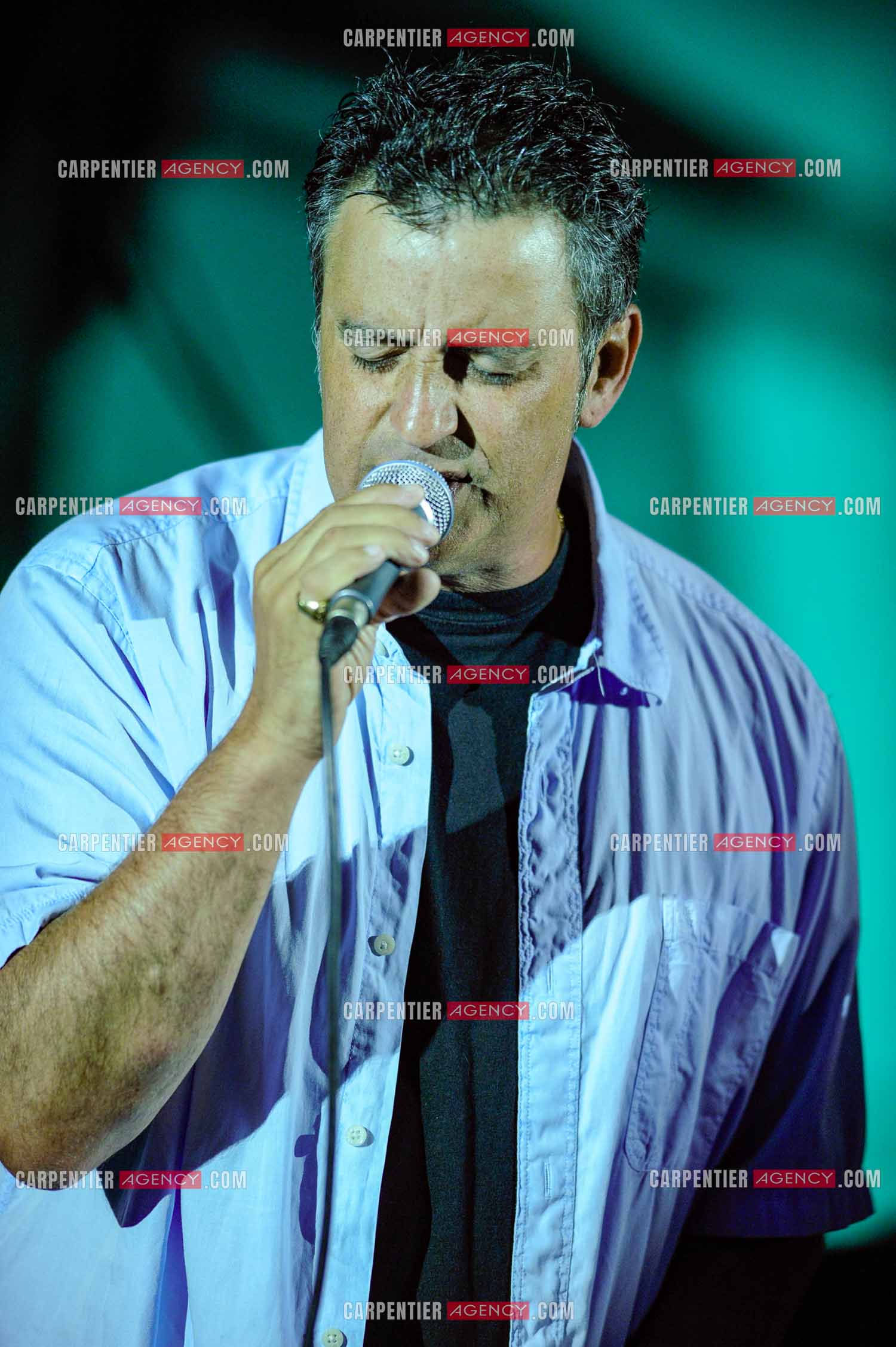 Le chanteur Phil Barney en concert.