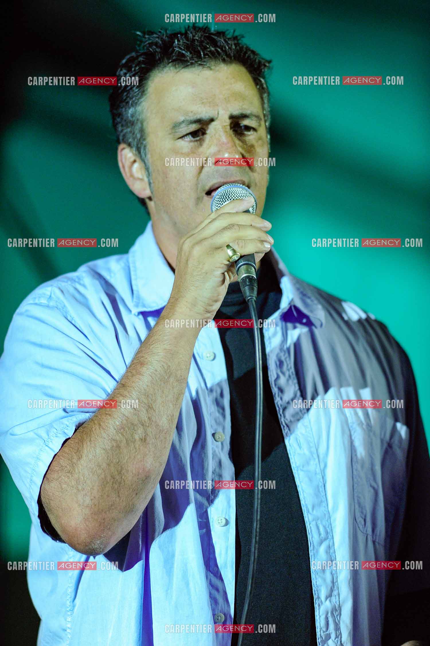 Le chanteur Phil Barney en concert.