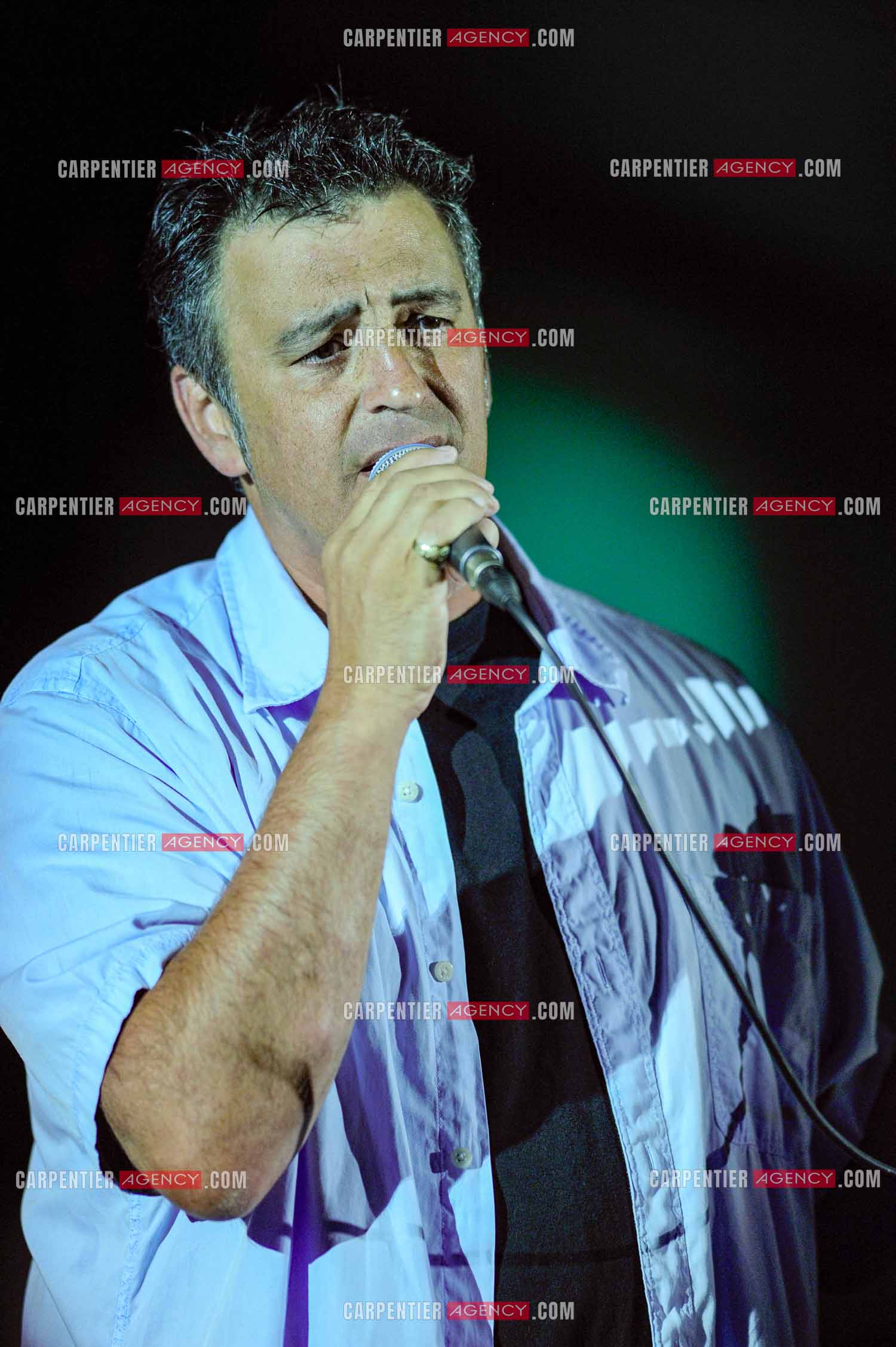 Le chanteur Phil Barney en concert.