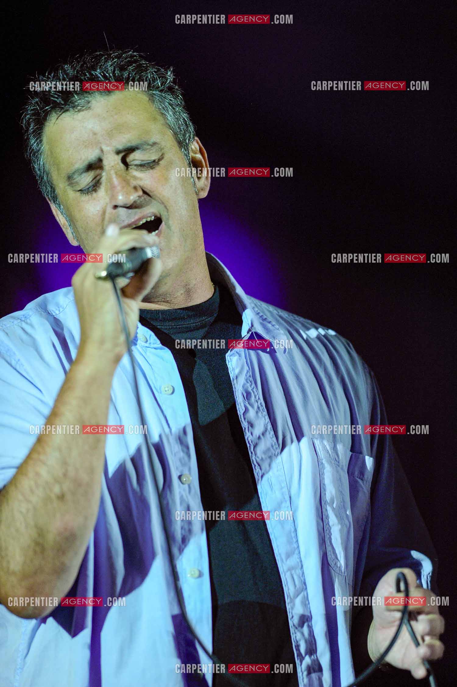 Le chanteur Phil Barney en concert.