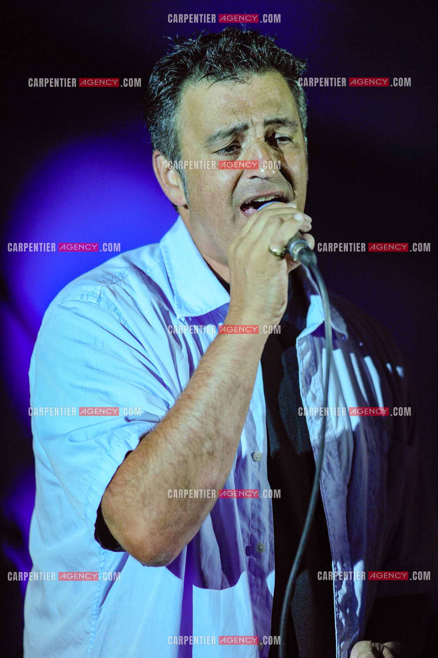 Le chanteur Phil Barney en concert.