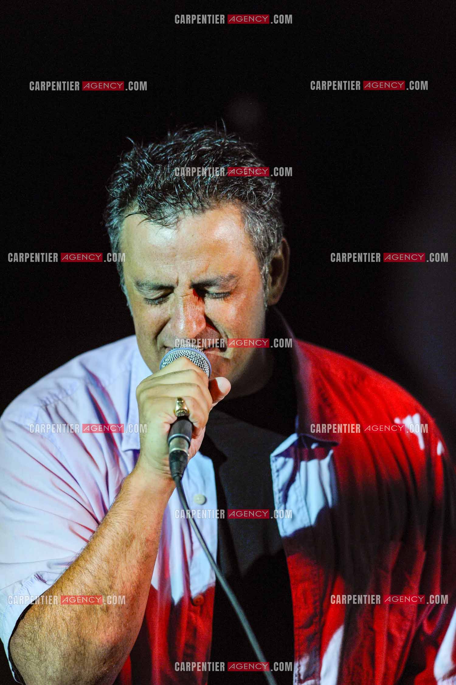 Le chanteur Phil Barney en concert.