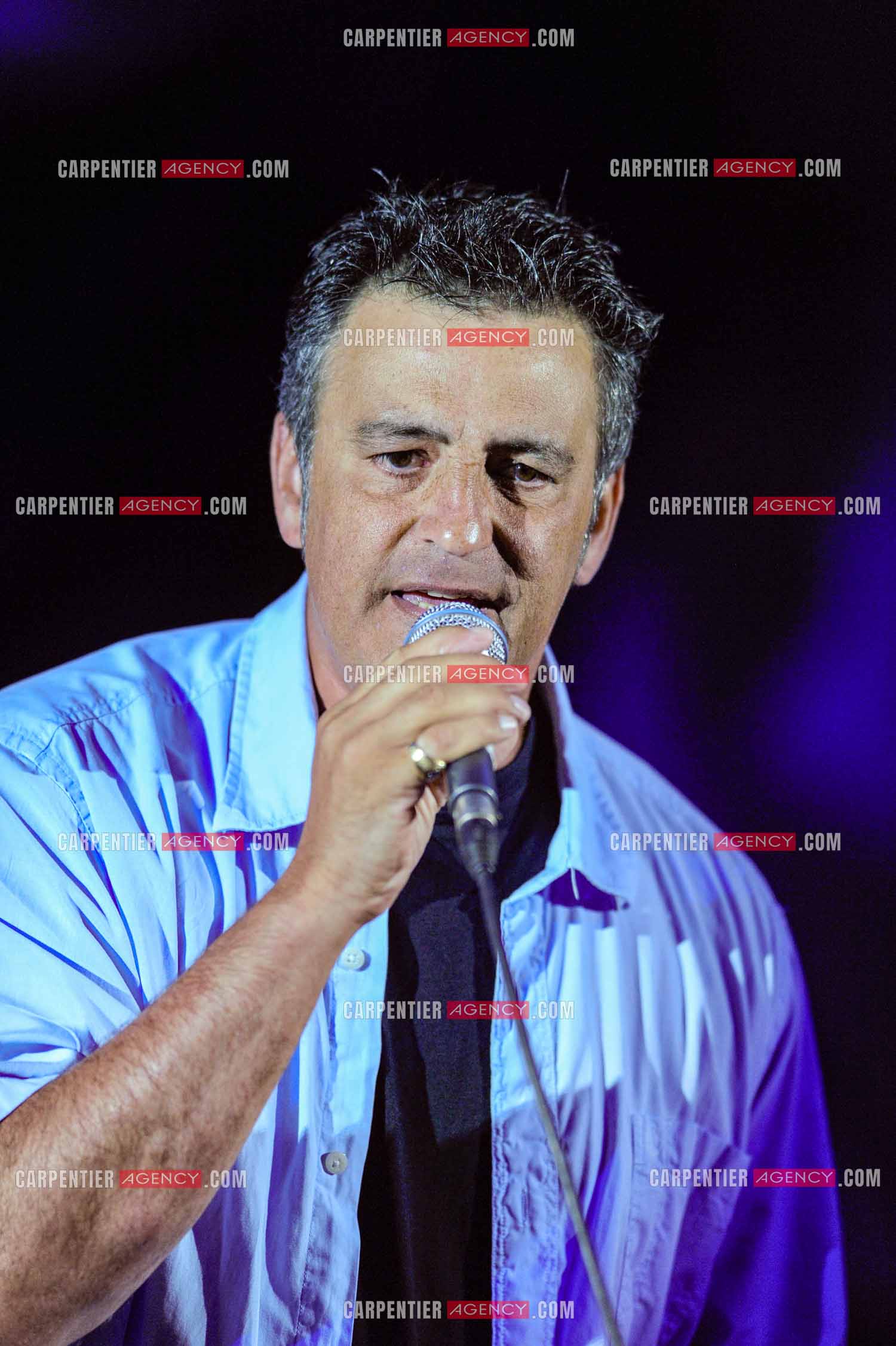 Le chanteur Phil Barney en concert.