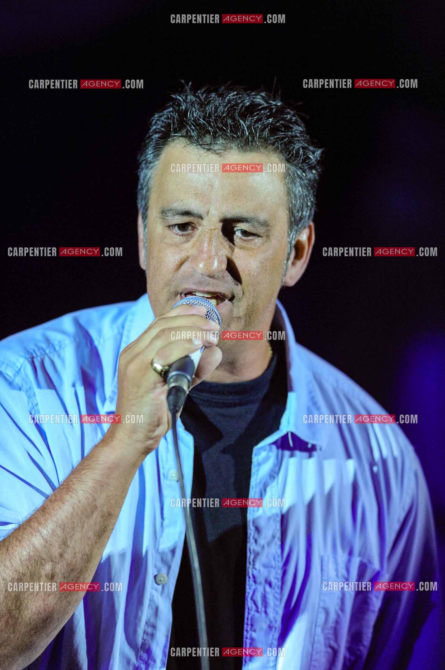 Le chanteur Phil Barney en concert.