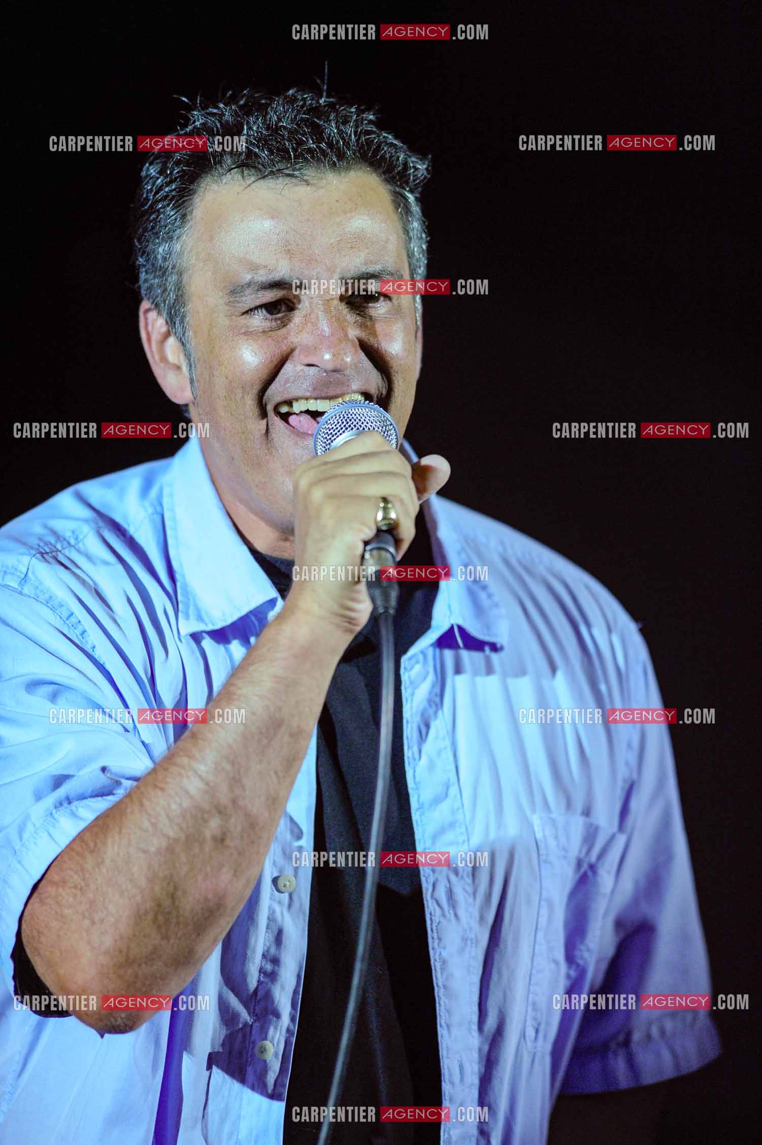 Le chanteur Phil Barney en concert.