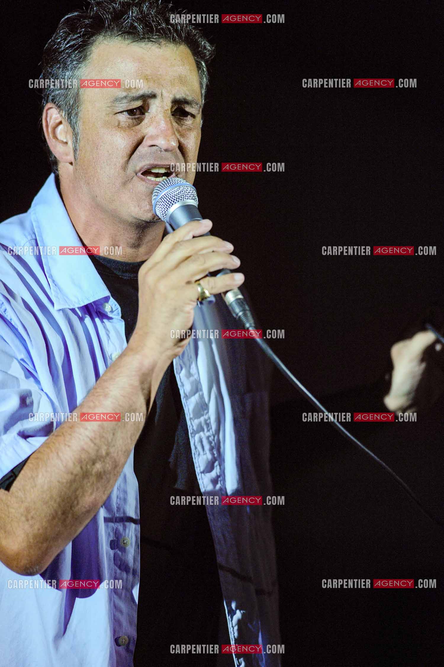 Le chanteur Phil Barney en concert.