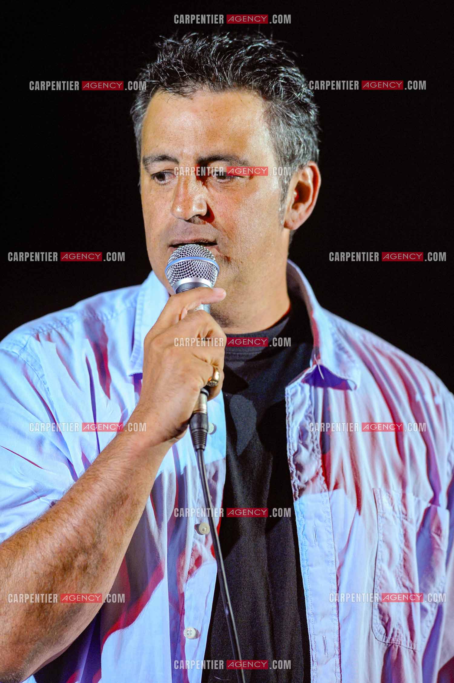 Le chanteur Phil Barney en concert.