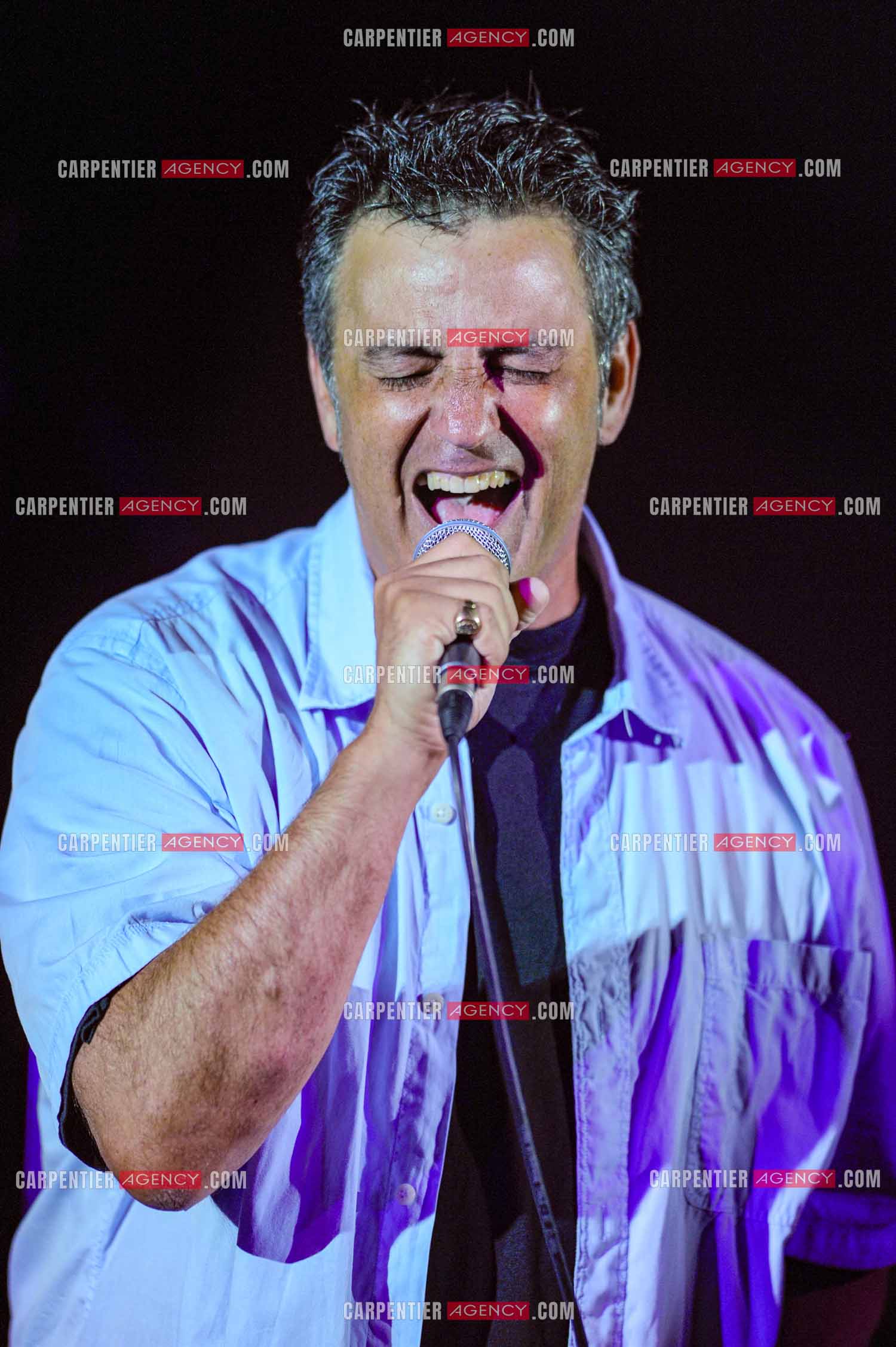 Le chanteur Phil Barney en concert.