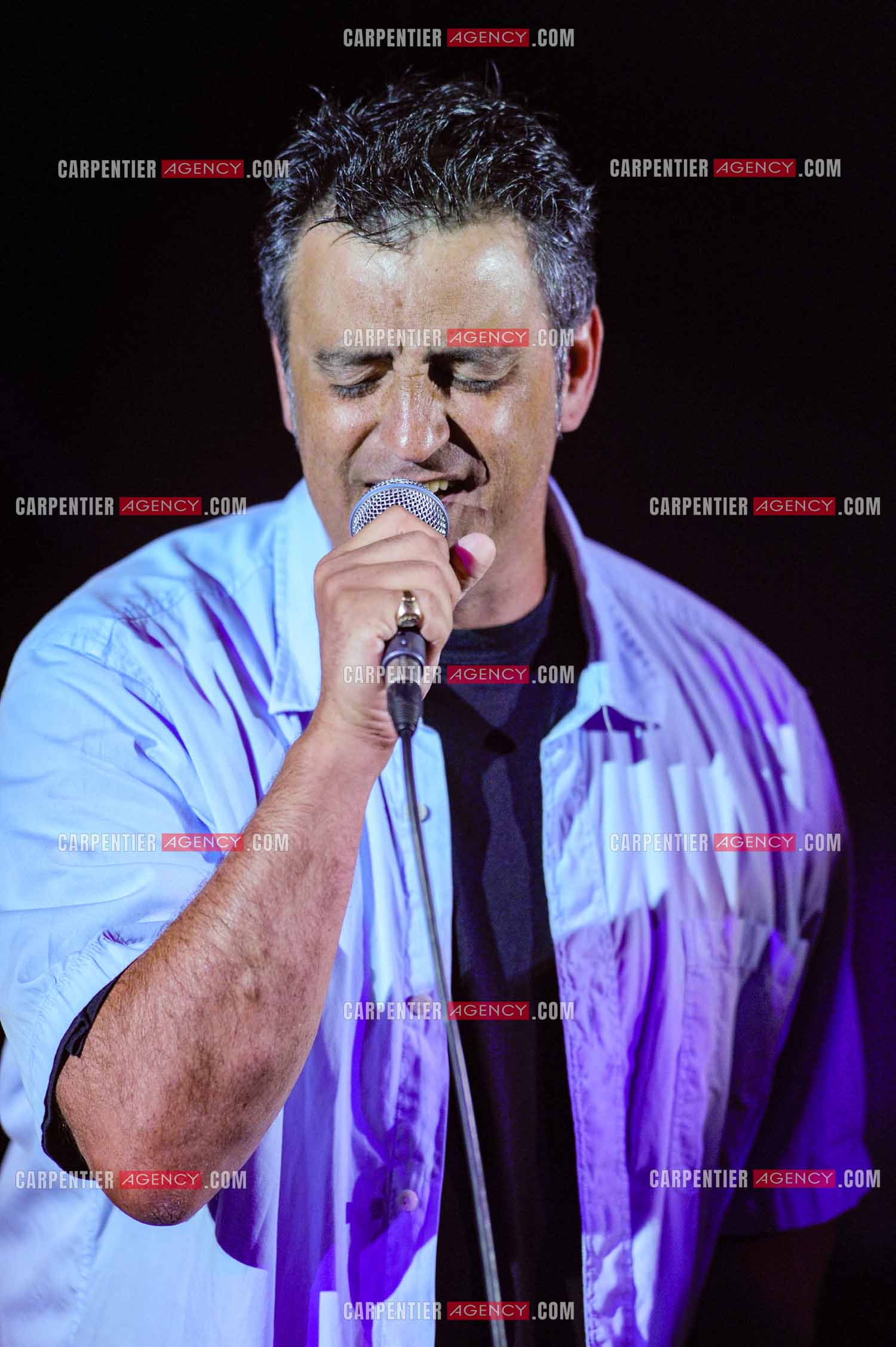 Le chanteur Phil Barney en concert.