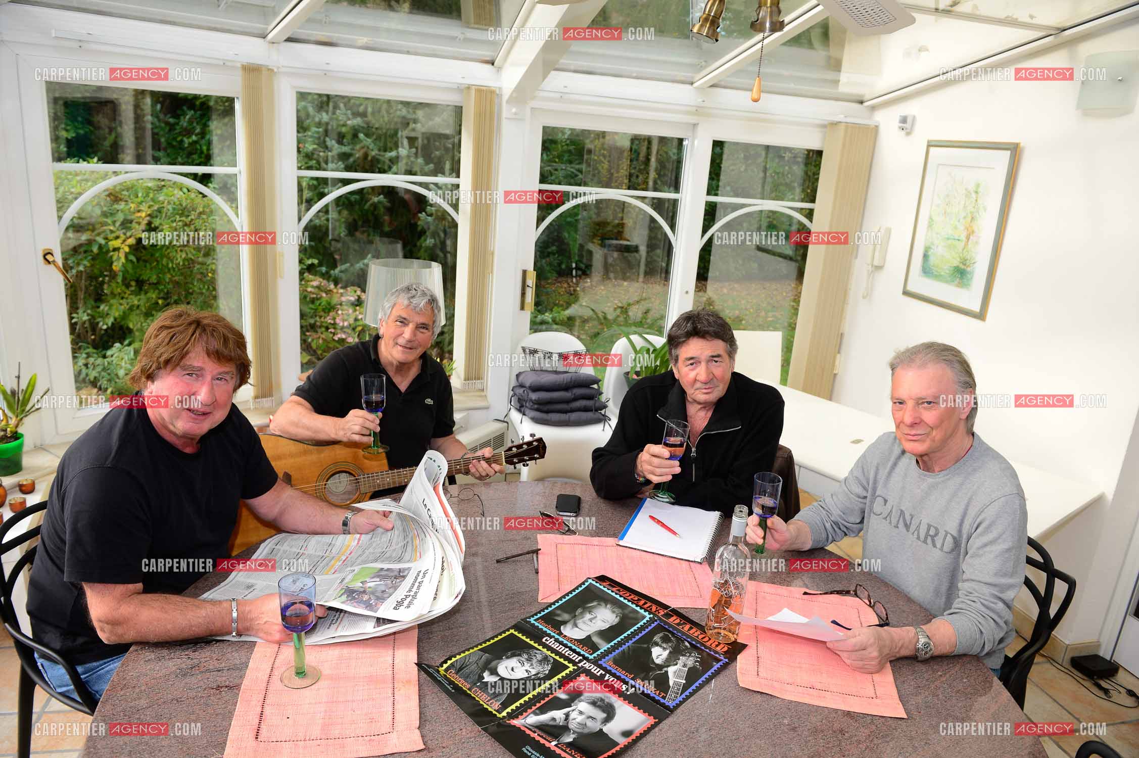 "4 copains d'abord" c'est le nom du groupe qui reunit HERBERT LEONARD, BERNARD SAUVAT, GEORGES CHELON, ET PASCAL DANEL. 4 potes qui habitent le même village BARBIZON et qui chantent depuis 40 ans.  ( Exclusif )