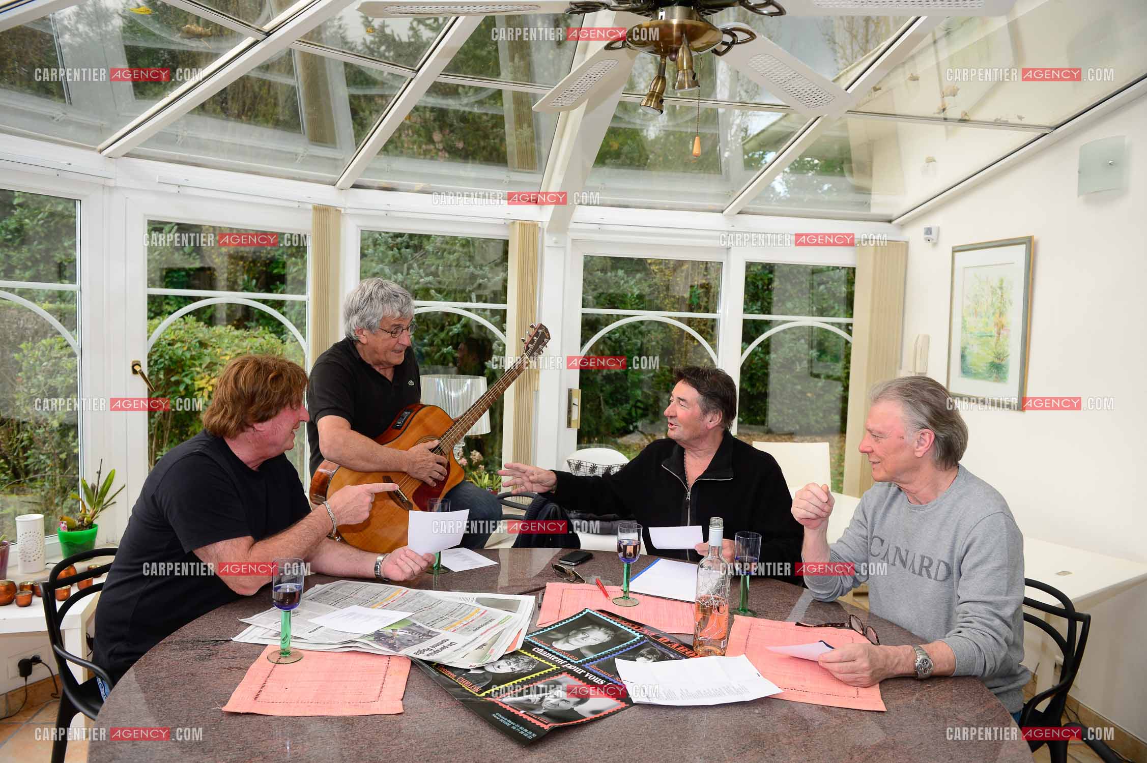 "4 copains d'abord" c'est le nom du groupe qui reunit HERBERT LEONARD, BERNARD SAUVAT, GEORGES CHELON, ET PASCAL DANEL. 4 potes qui habitent le même village BARBIZON et qui chantent depuis 40 ans.  ( Exclusif )