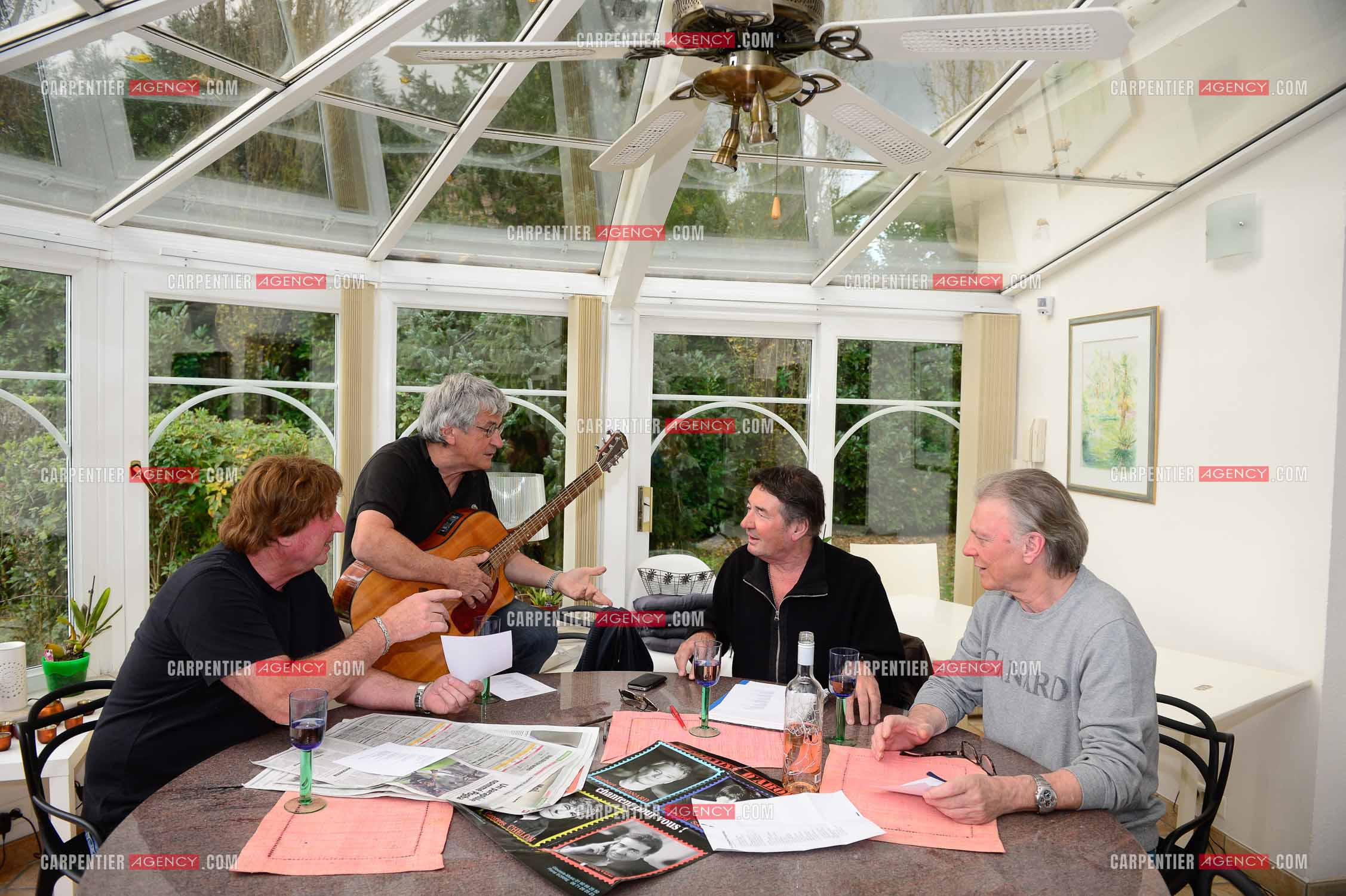 "4 copains d'abord" c'est le nom du groupe qui reunit HERBERT LEONARD, BERNARD SAUVAT, GEORGES CHELON, ET PASCAL DANEL. 4 potes qui habitent le même village BARBIZON et qui chantent depuis 40 ans.  ( Exclusif )