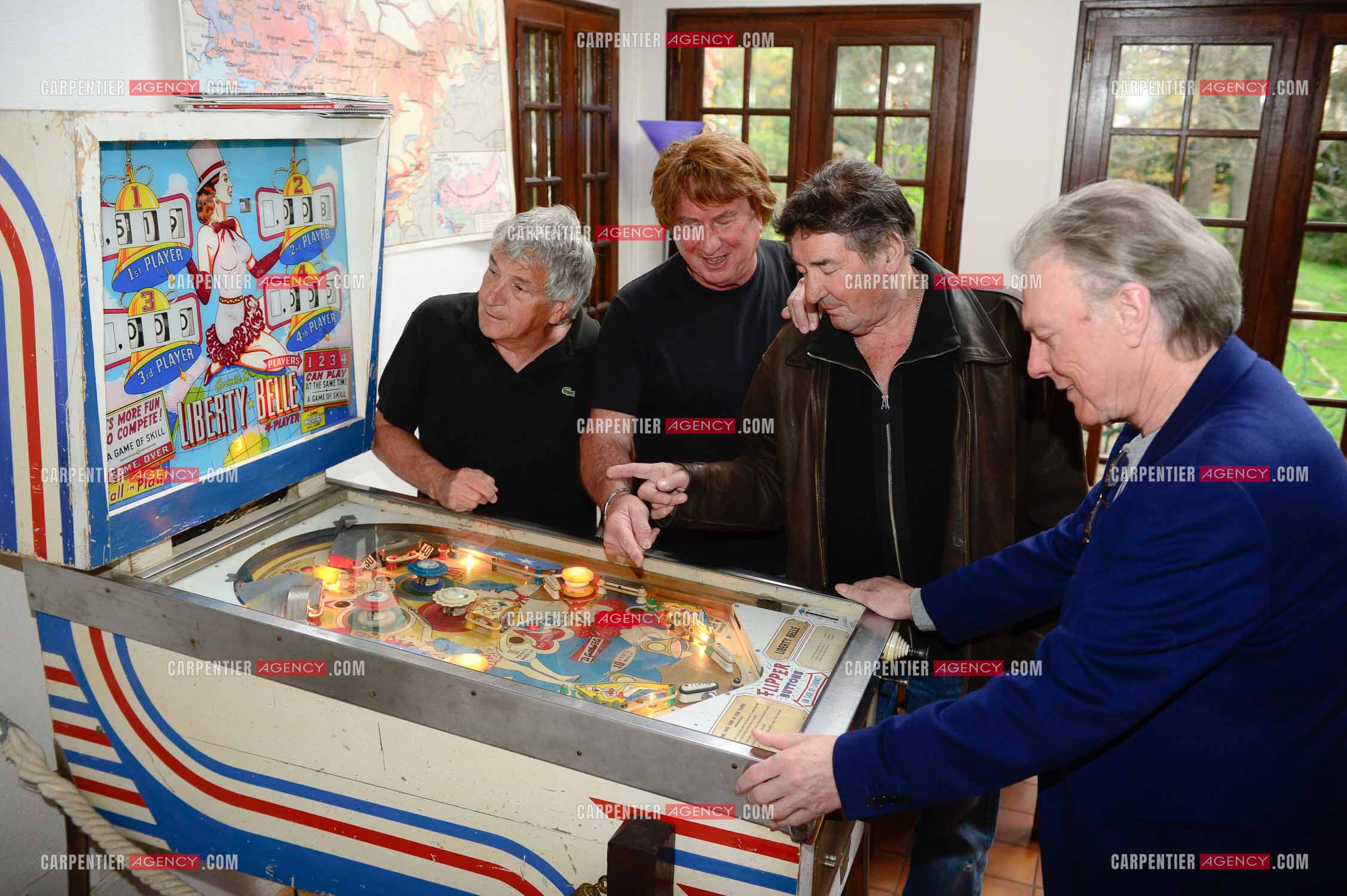 "4 copains d'abord" c'est le nom du groupe qui reunit HERBERT LEONARD, BERNARD SAUVAT, GEORGES CHELON, ET PASCAL DANEL. 4 potes qui habitent le même village BARBIZON et qui chantent depuis 40 ans.  ( Exclusif )