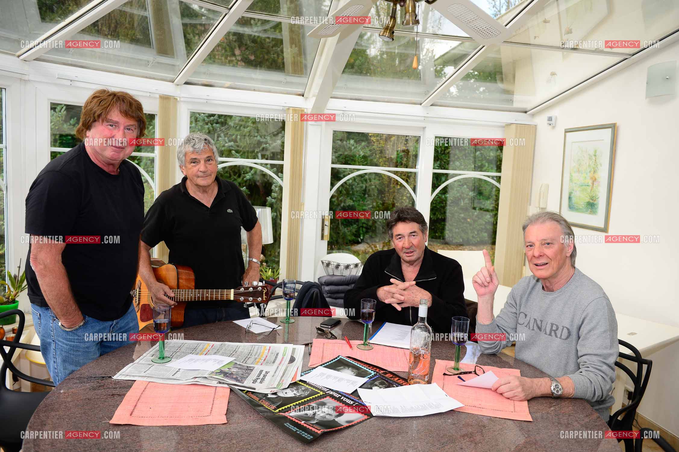 "4 copains d'abord" c'est le nom du groupe qui reunit HERBERT LEONARD, BERNARD SAUVAT, GEORGES CHELON, ET PASCAL DANEL. 4 potes qui habitent le même village BARBIZON et qui chantent depuis 40 ans.  ( Exclusif )