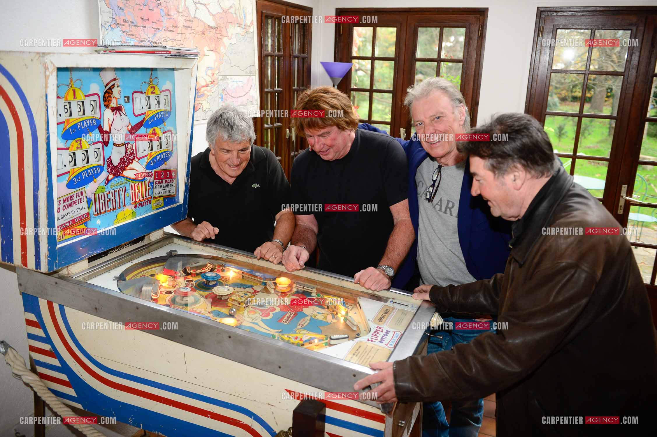 "4 copains d'abord" c'est le nom du groupe qui reunit HERBERT LEONARD, BERNARD SAUVAT, GEORGES CHELON, ET PASCAL DANEL. 4 potes qui habitent le même village BARBIZON et qui chantent depuis 40 ans.  ( Exclusif )