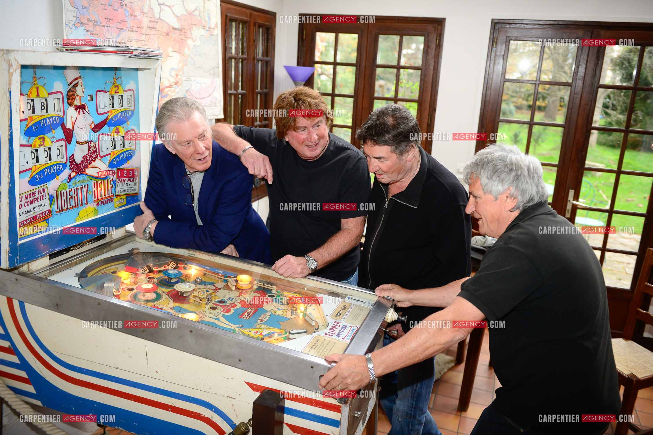 "4 copains d'abord" c'est le nom du groupe qui reunit HERBERT LEONARD, BERNARD SAUVAT, GEORGES CHELON, ET PASCAL DANEL. 4 potes qui habitent le même village BARBIZON et qui chantent depuis 40 ans.  ( Exclusif )