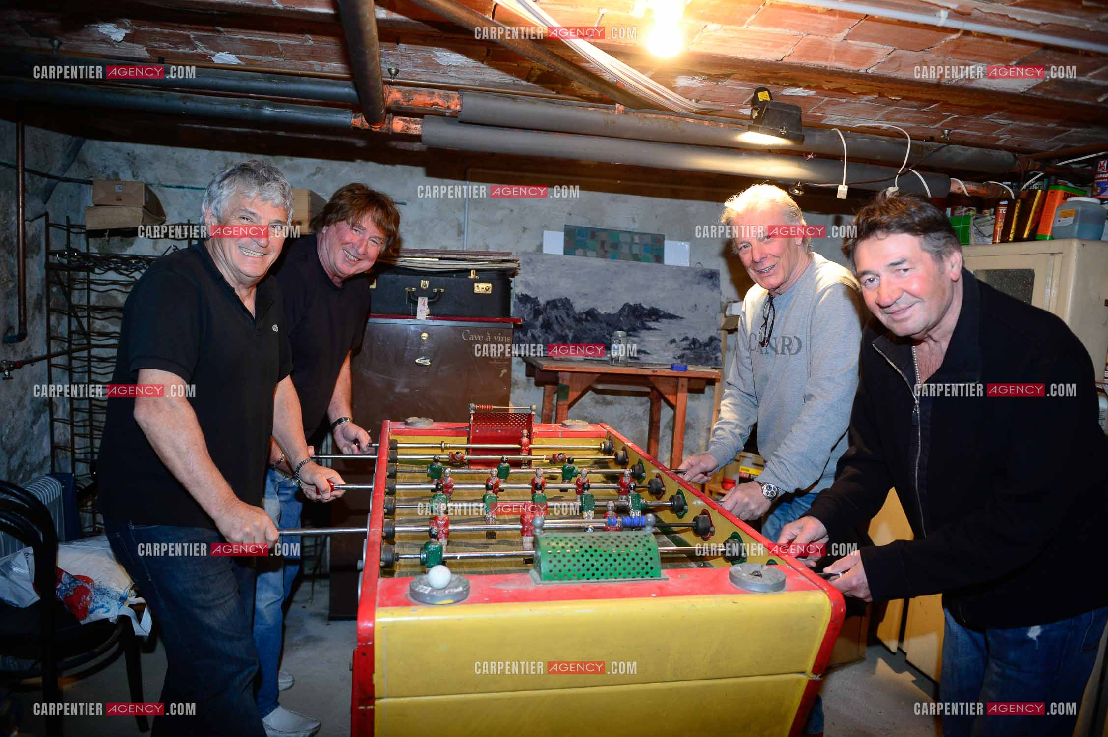 "4 copains d'abord" c'est le nom du groupe qui reunit HERBERT LEONARD, BERNARD SAUVAT, GEORGES CHELON, ET PASCAL DANEL. 4 potes qui habitent le même village BARBIZON et qui chantent depuis 40 ans.  ( Exclusif )