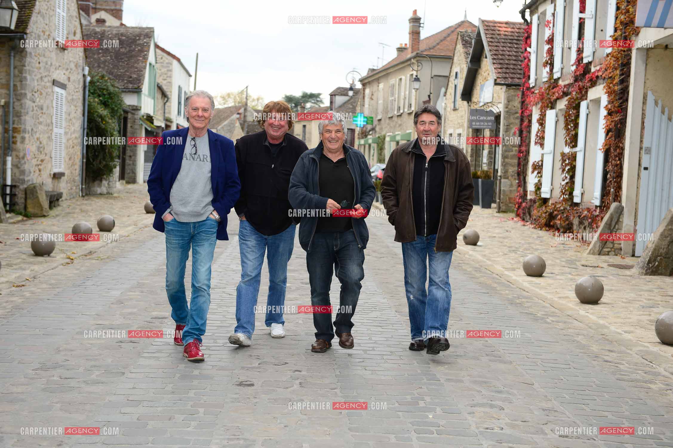 "4 copains d'abord" c'est le nom du groupe qui reunit HERBERT LEONARD, BERNARD SAUVAT, GEORGES CHELON, ET PASCAL DANEL. 4 potes qui habitent le même village BARBIZON et qui chantent depuis 40 ans.  ( Exclusif )