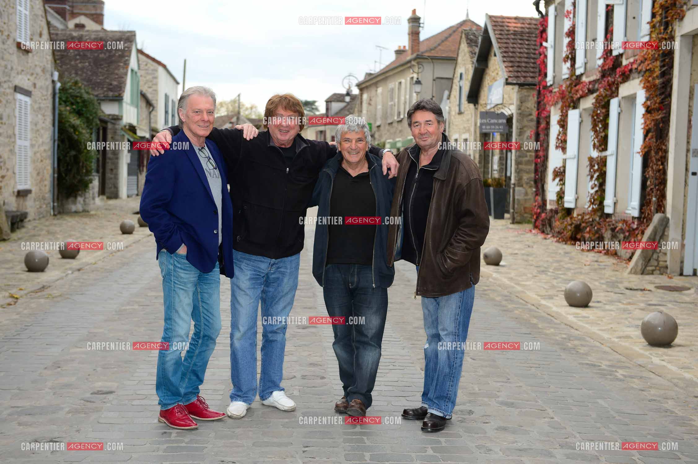 "4 copains d'abord" c'est le nom du groupe qui reunit HERBERT LEONARD, BERNARD SAUVAT, GEORGES CHELON, ET PASCAL DANEL. 4 potes qui habitent le même village BARBIZON et qui chantent depuis 40 ans.  ( Exclusif )