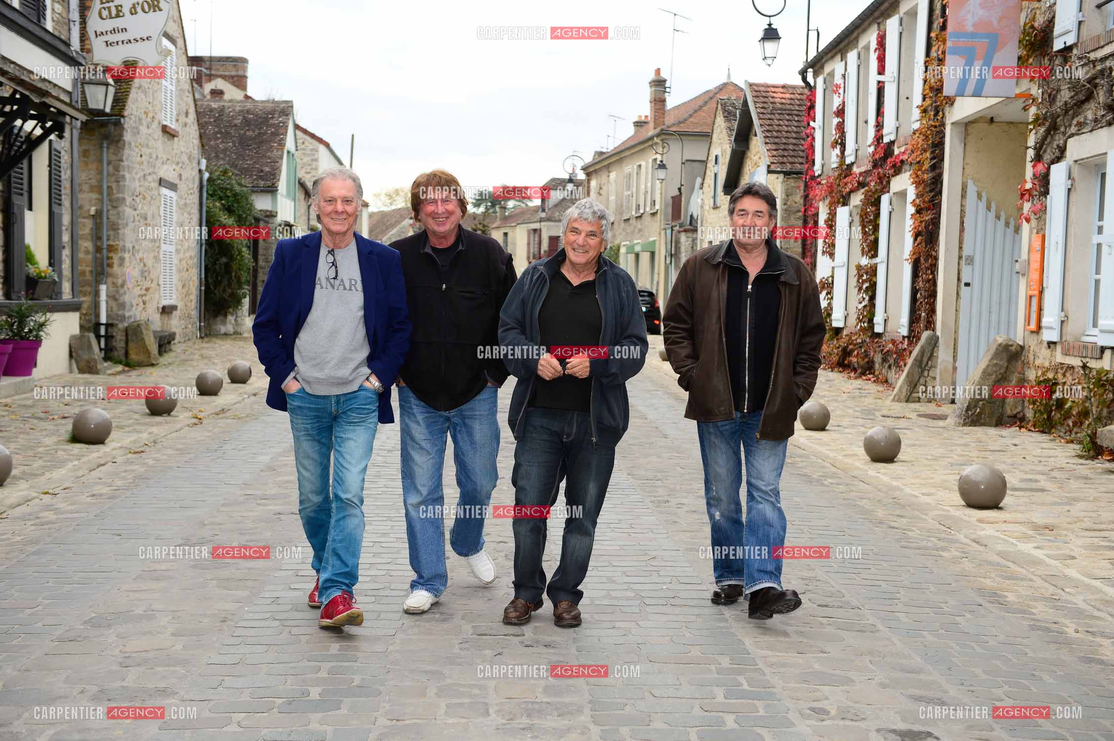 "4 copains d'abord" c'est le nom du groupe qui reunit HERBERT LEONARD, BERNARD SAUVAT, GEORGES CHELON, ET PASCAL DANEL. 4 potes qui habitent le même village BARBIZON et qui chantent depuis 40 ans.  ( Exclusif )