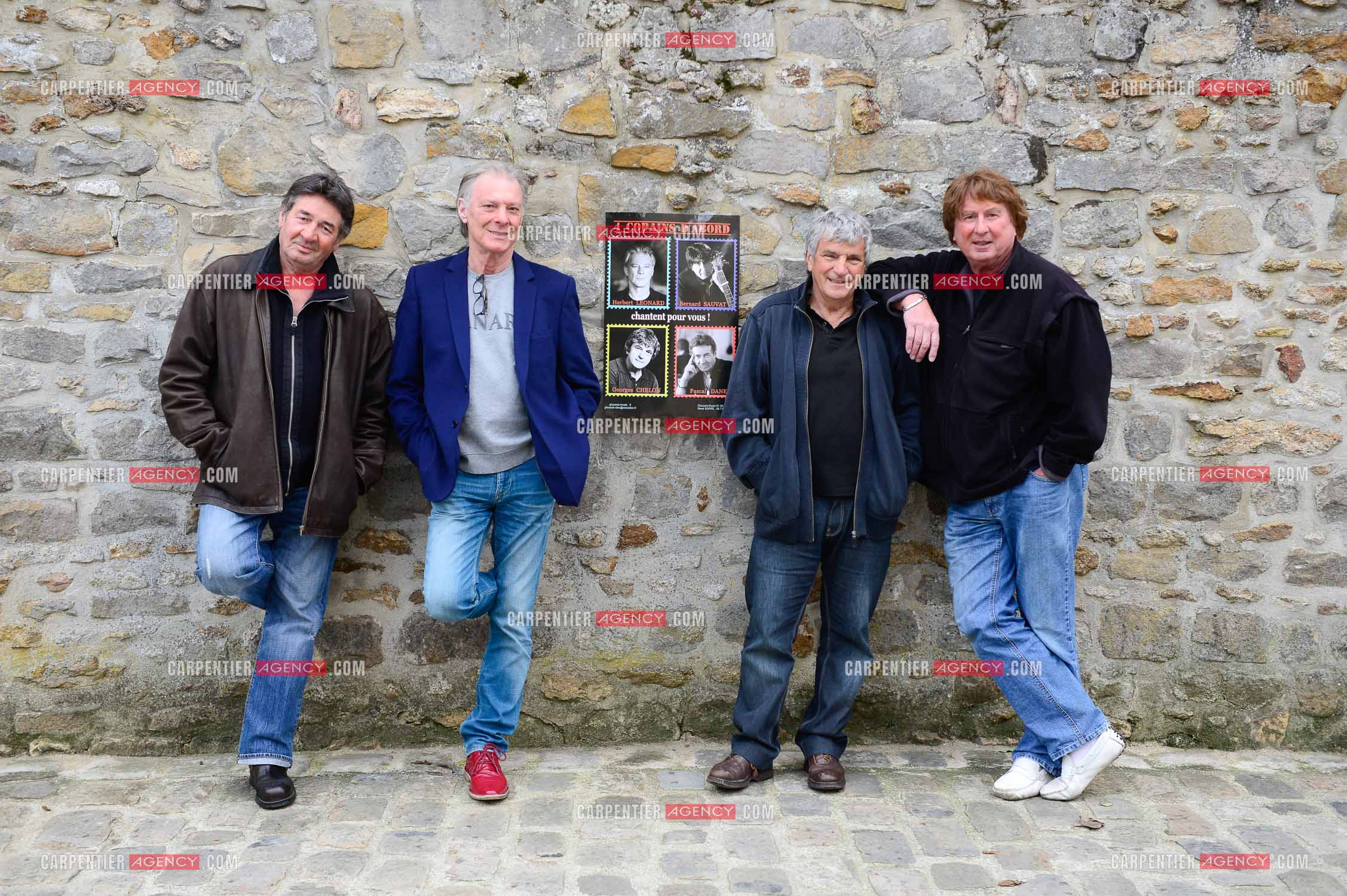 "4 copains d'abord" c'est le nom du groupe qui reunit HERBERT LEONARD, BERNARD SAUVAT, GEORGES CHELON, ET PASCAL DANEL. 4 potes qui habitent le même village BARBIZON et qui chantent depuis 40 ans.  ( Exclusif )