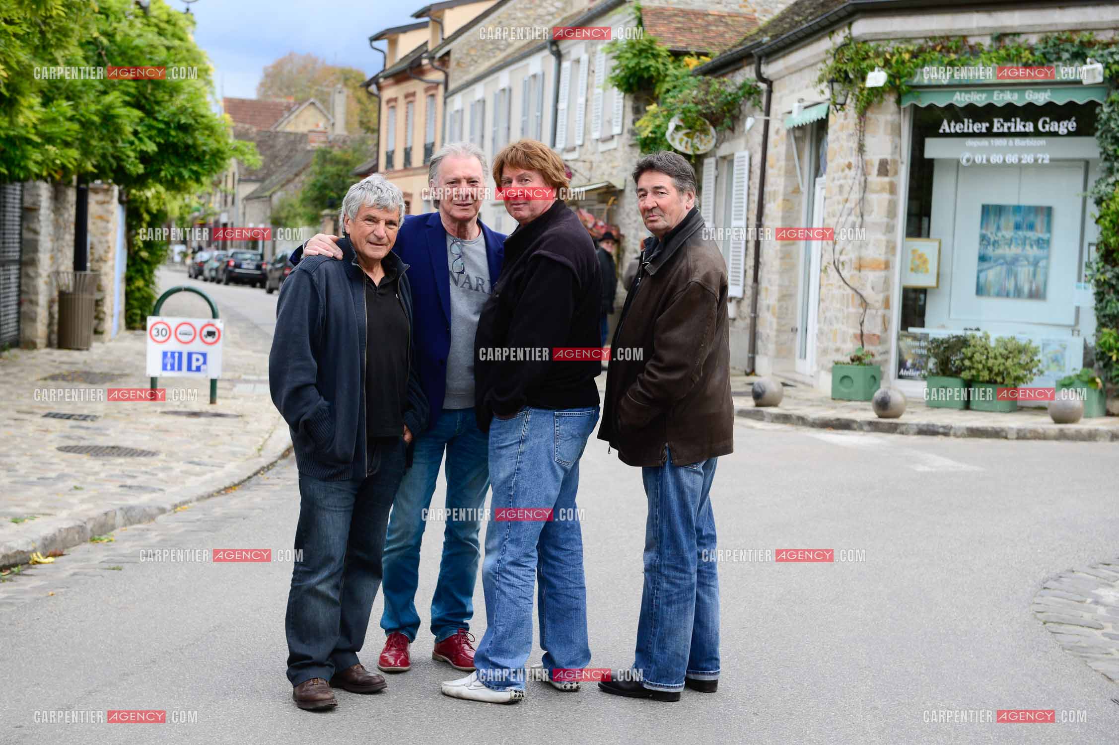 "4 copains d'abord" c'est le nom du groupe qui reunit HERBERT LEONARD, BERNARD SAUVAT, GEORGES CHELON, ET PASCAL DANEL. 4 potes qui habitent le même village BARBIZON et qui chantent depuis 40 ans.  ( Exclusif )