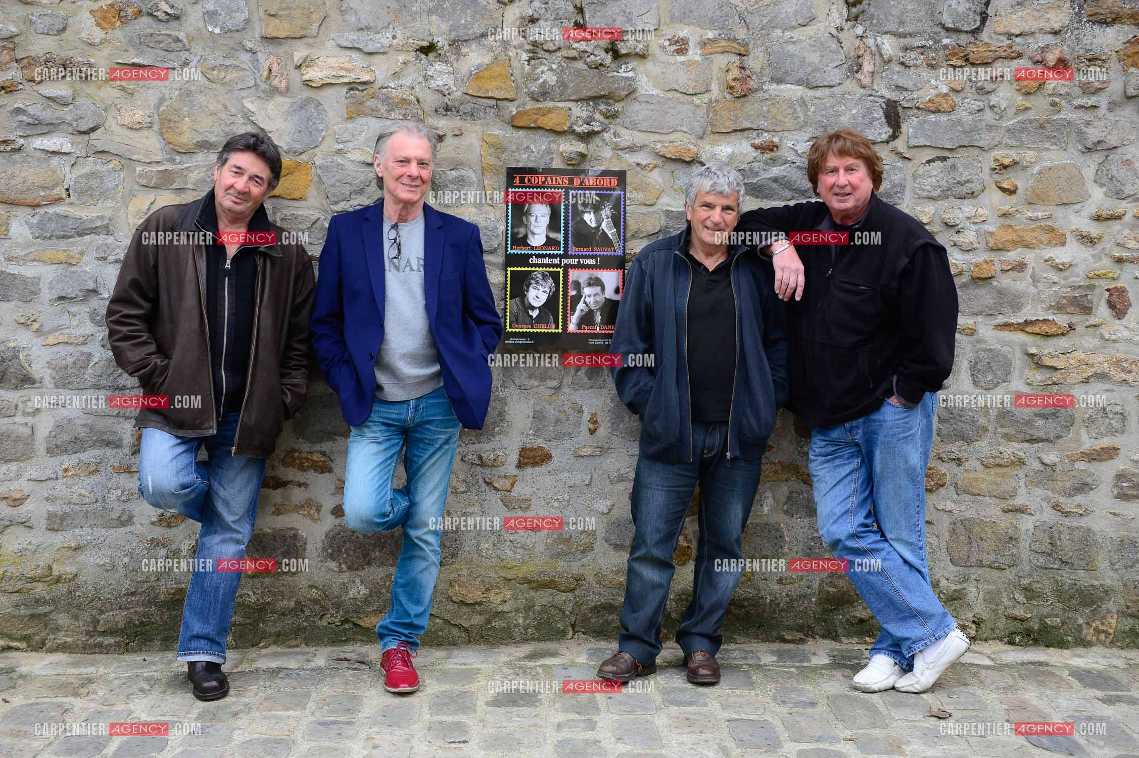 "4 copains d'abord" c'est le nom du groupe qui reunit HERBERT LEONARD, BERNARD SAUVAT, GEORGES CHELON, ET PASCAL DANEL. 4 potes qui habitent le même village BARBIZON et qui chantent depuis 40 ans.  ( Exclusif )